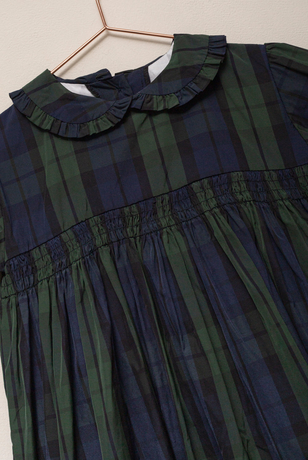 Vestido elegante de niña Paola en tafetán de cuadros verde y azul marino. Un diseño clásico y sofisticado, perfecto para ocasiones especiales.