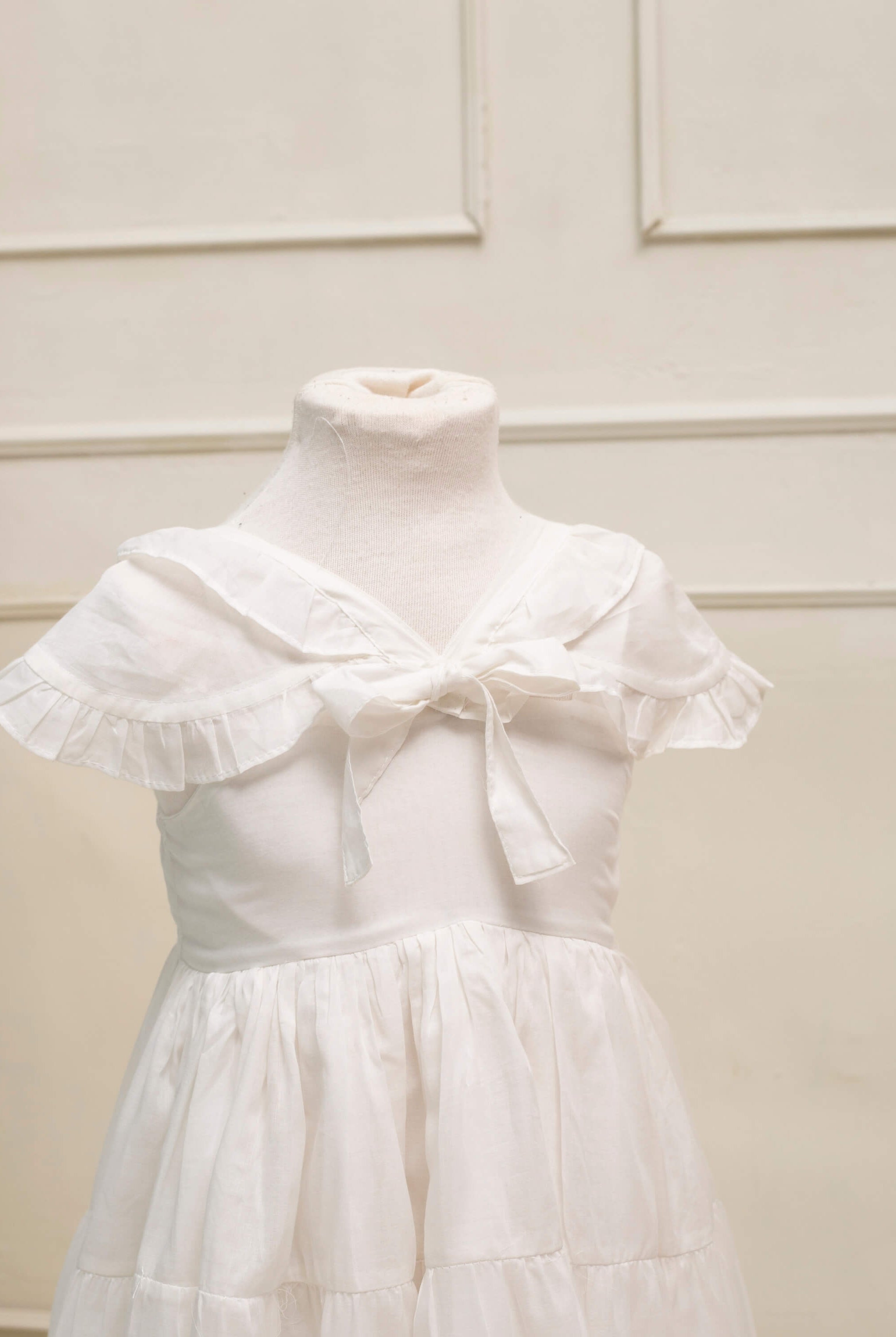 Vestido de tirantes largo con capita y volantes Cosmosophie