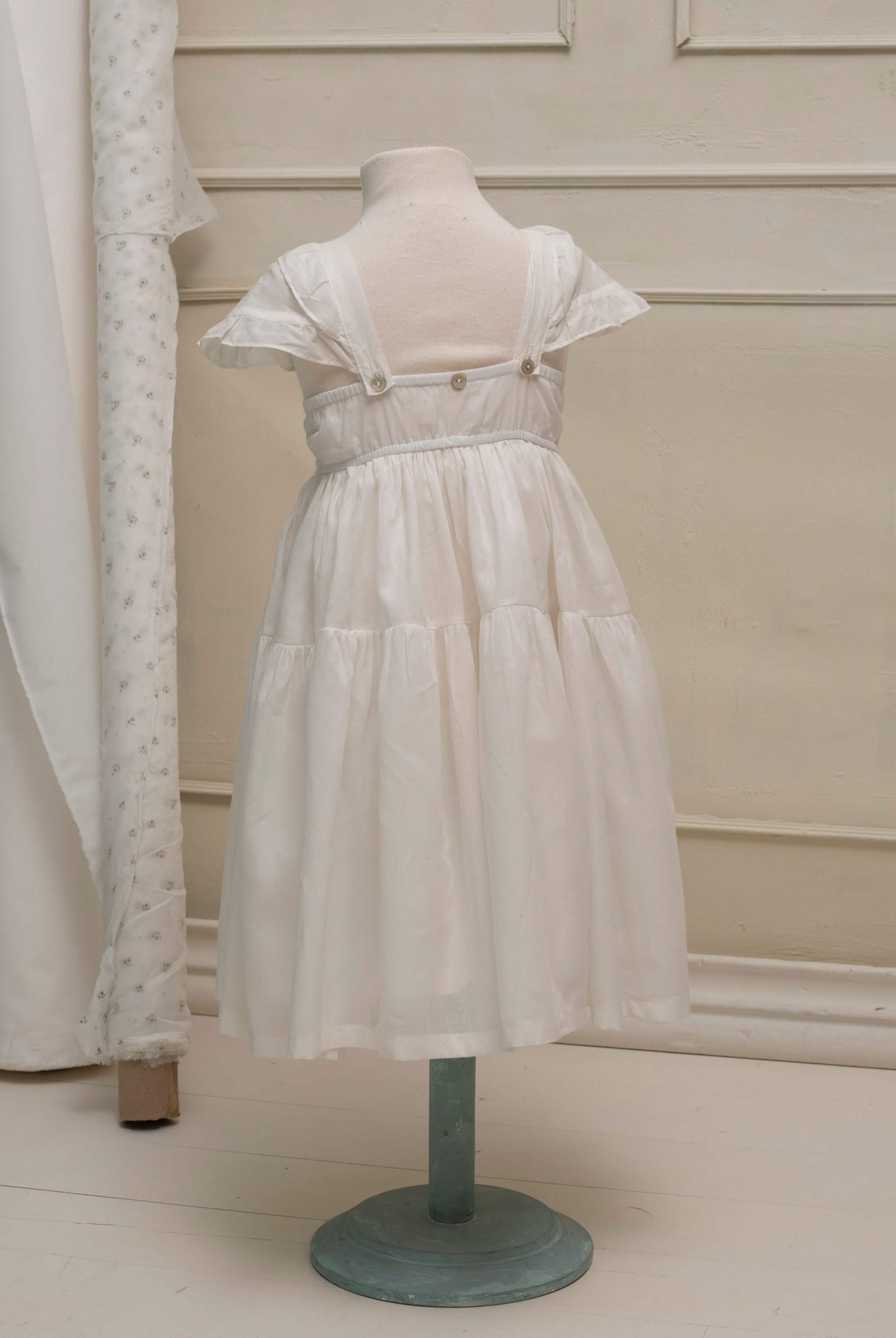 Vestido de tirantes largo con capita y volantes Cosmosophie