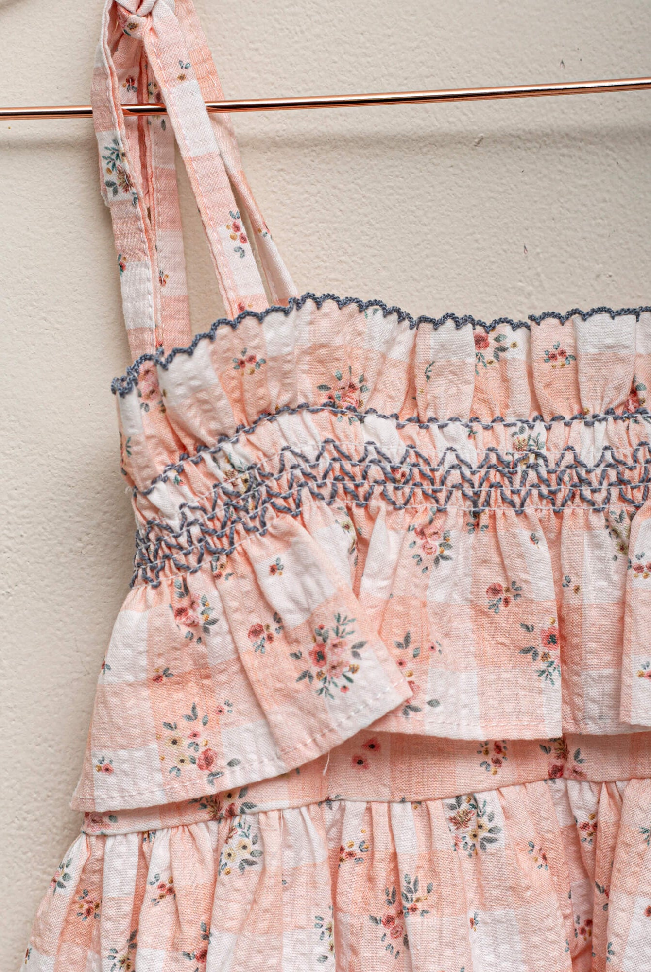 Vestido de tirantes de vichy con nido de abeja cosmosophie