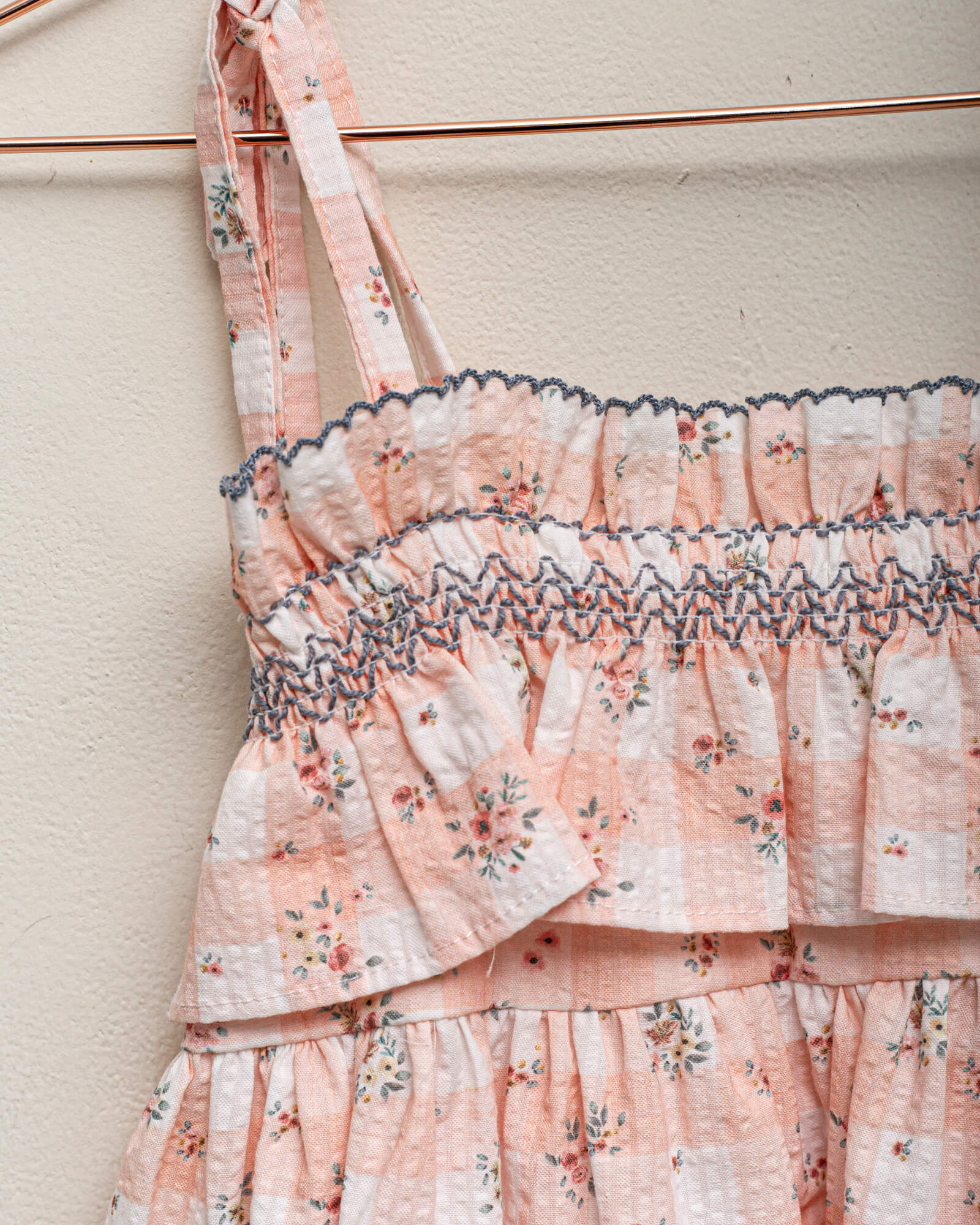 Vestido de tirantes de vichy con nido de abeja cosmosophie