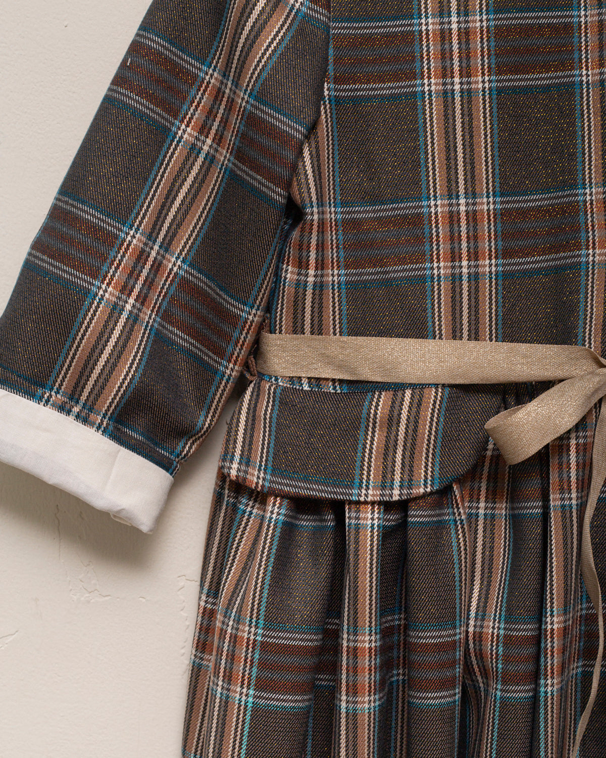 Vestido-abrigo Seven para niña en lana fría de poliéster con cuadros plaid Roble, botones ocultos y cinturón dorado. Elegante y versátil.