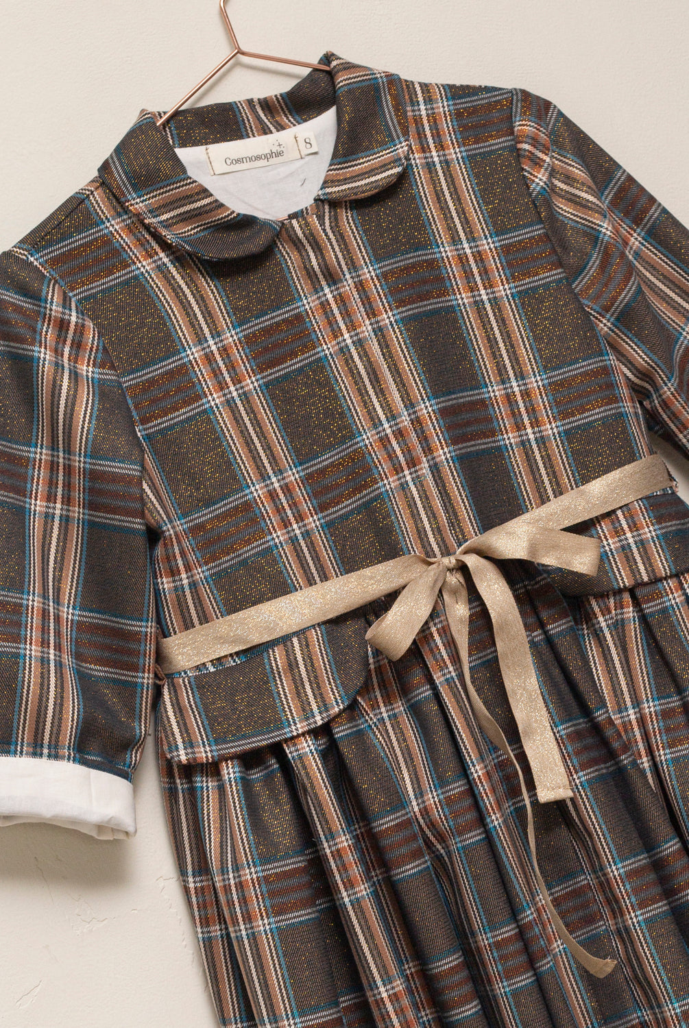Vestido-abrigo Seven para niña en lana fría de poliéster con cuadros plaid Roble, botones ocultos y cinturón dorado. Elegante y versátil.