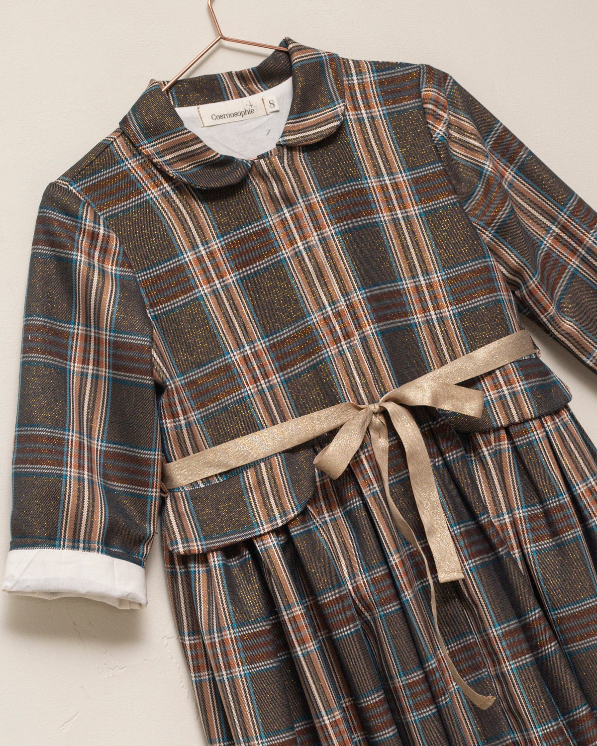 Vestido-abrigo Seven para niña en lana fría de poliéster con cuadros plaid Roble, botones ocultos y cinturón dorado. Elegante y versátil.