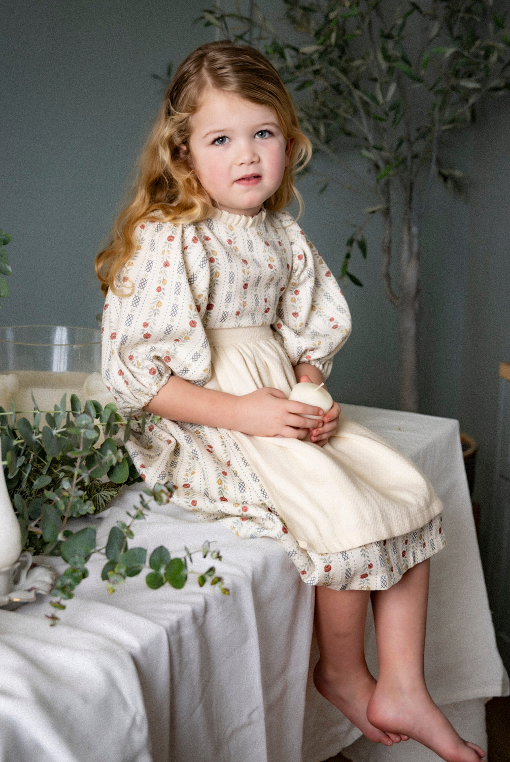 Vestido elegante para niña de algodón estampado floral, con mangas abullonadas y delantal de algodón texturizado. Diseño vintage de Cosmosophie para ocasiones especiales.