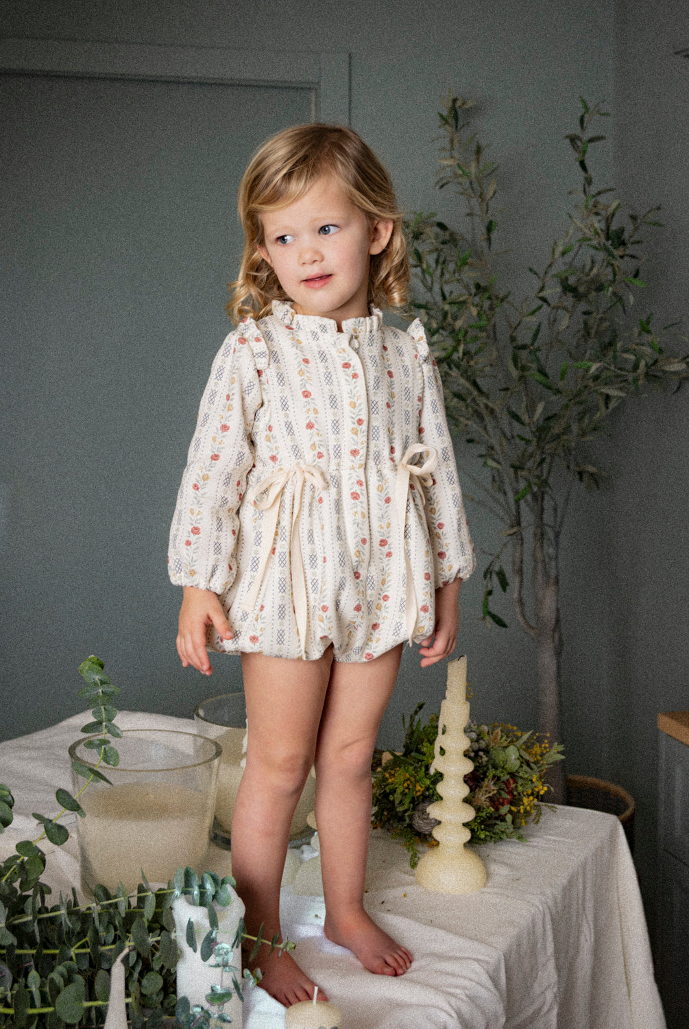 Ranita elegante de algodón para bebé con estampado floral vintage, mangas abullonadas y lazos en la cintura. Diseño de Cosmosophie para ocasiones especiales.