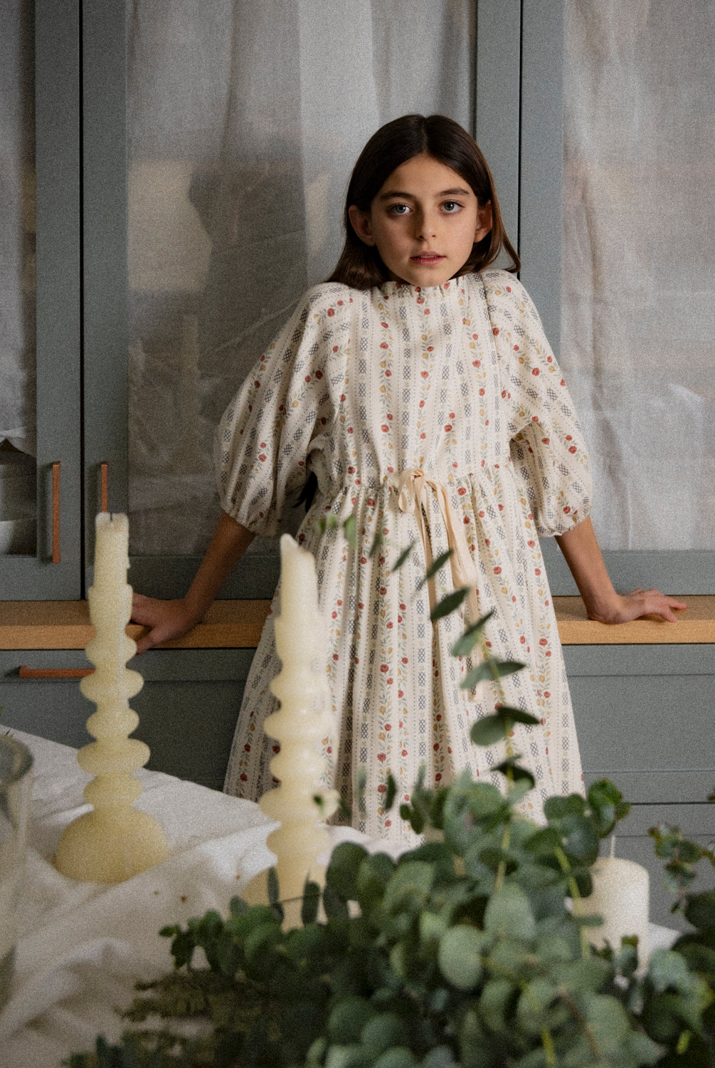 Vestido elegante para niña de algodón con estampado floral vintage, mangas abullonadas y lazo en la cintura. Diseño atemporal de Cosmosophie para ocasiones especiales.