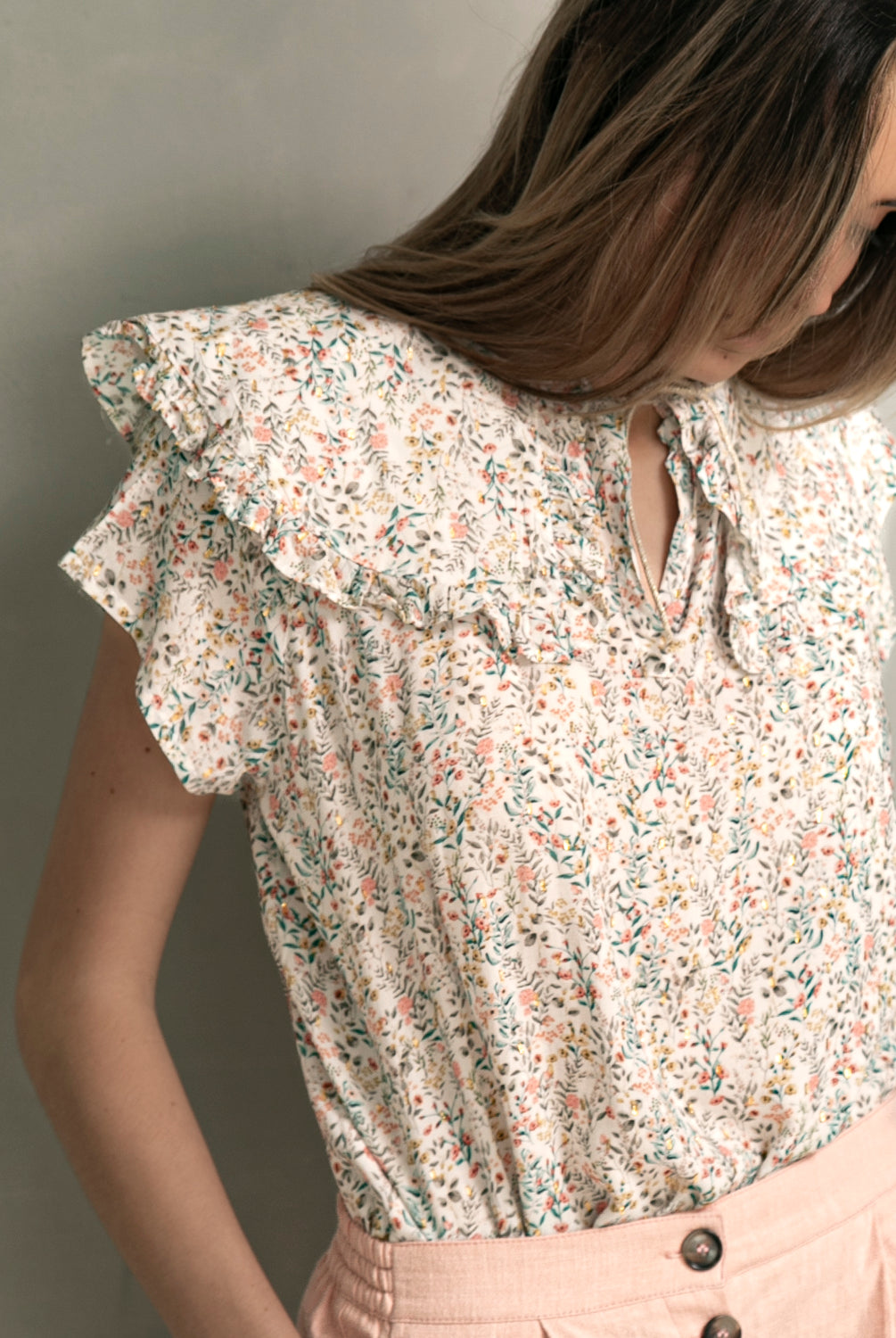Blusa mujer flores en viscosa con toques de oro