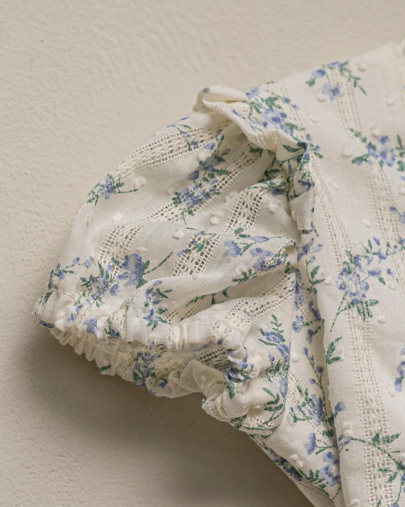 Ranita para bebe en batista bordada con estampado de flores