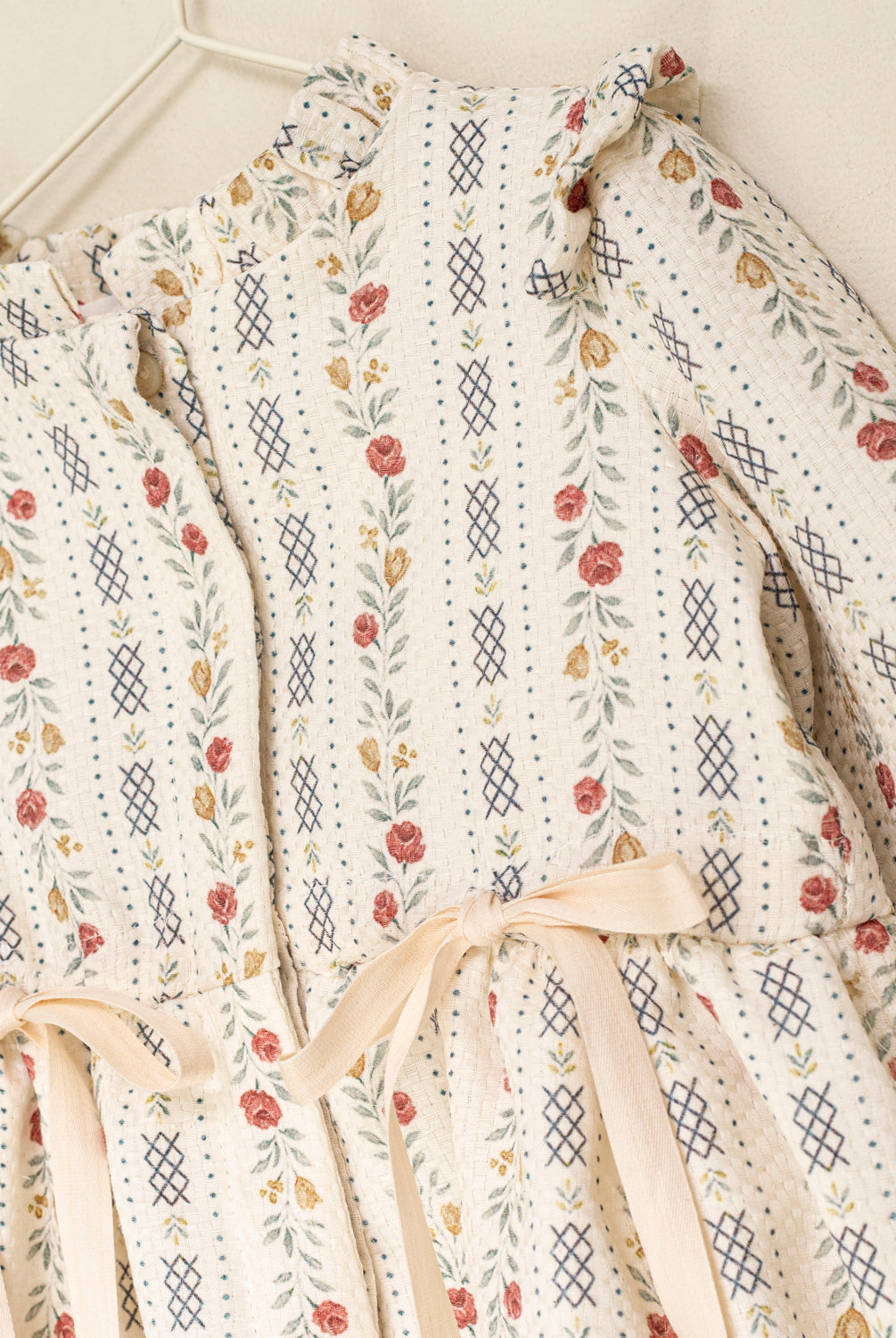 Ranita elegante de algodón para bebé con estampado floral vintage, mangas abullonadas y lazos en la cintura. Diseño de Cosmosophie para ocasiones especiales.