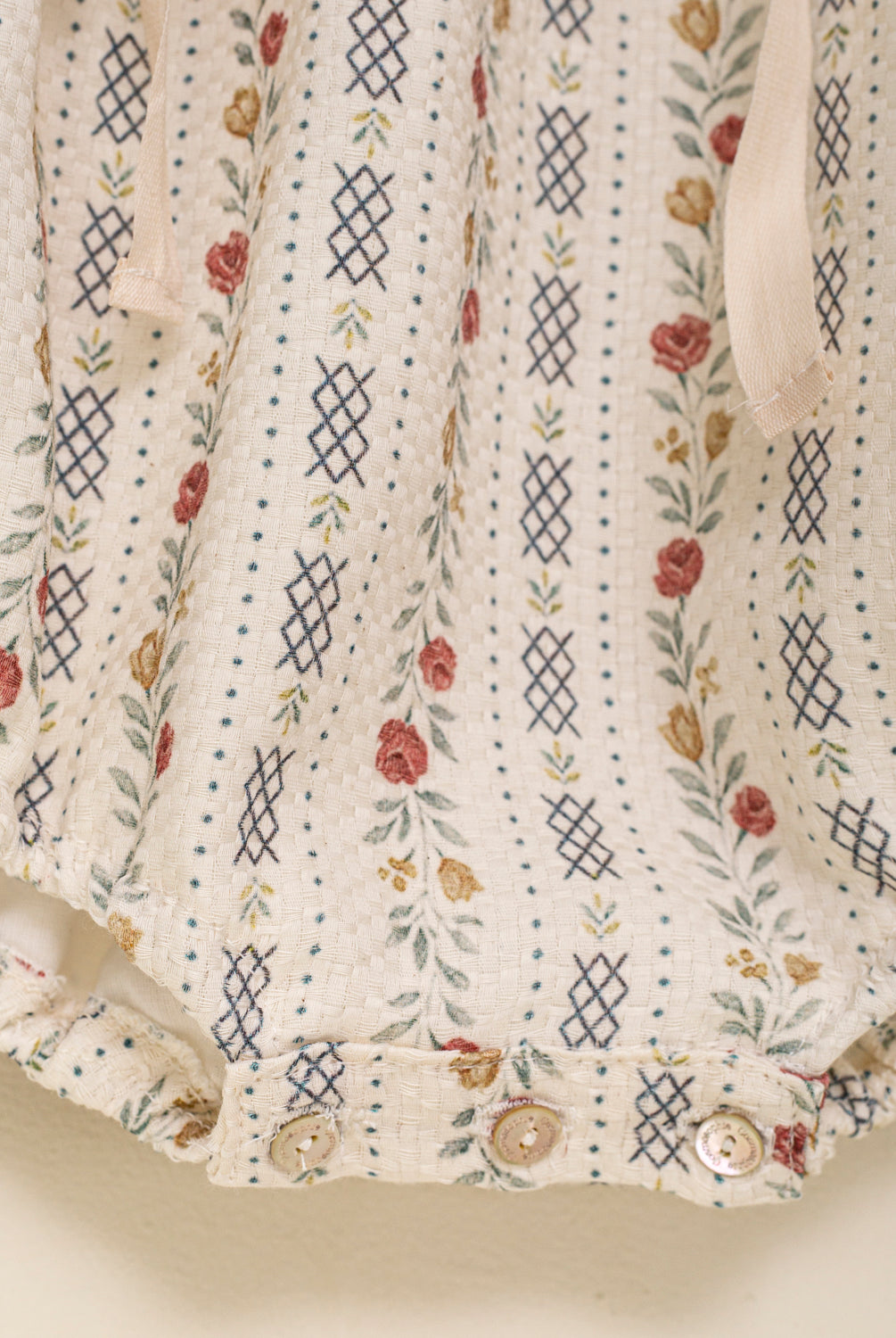 Ranita elegante de algodón para bebé con estampado floral vintage, mangas abullonadas y lazos en la cintura. Diseño de Cosmosophie para ocasiones especiales.