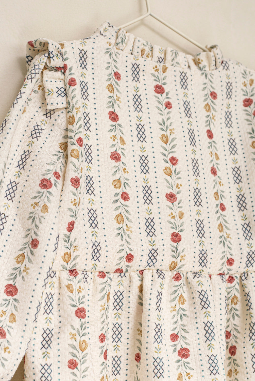 Ranita elegante de algodón para bebé con estampado floral vintage, mangas abullonadas y lazos en la cintura. Diseño de Cosmosophie para ocasiones especiales.