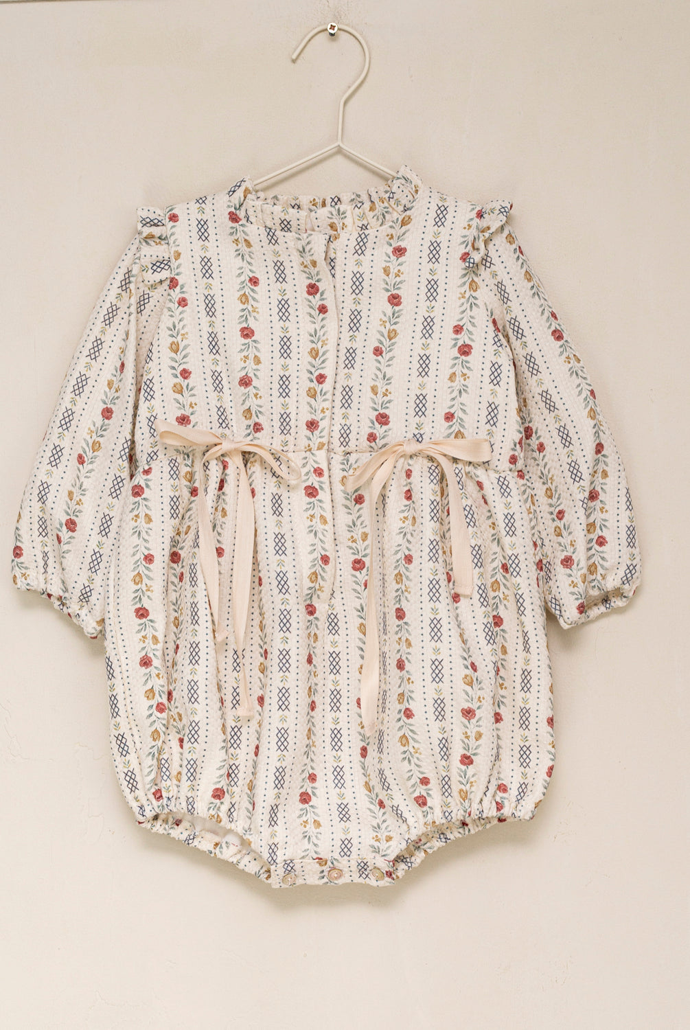 Ranita elegante de algodón para bebé con estampado floral vintage, mangas abullonadas y lazos en la cintura. Diseño de Cosmosophie para ocasiones especiales.