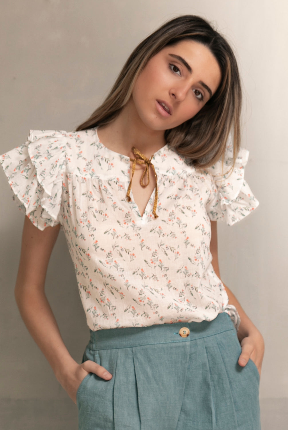 Blusa mujer flores en viscosa con toques de oro