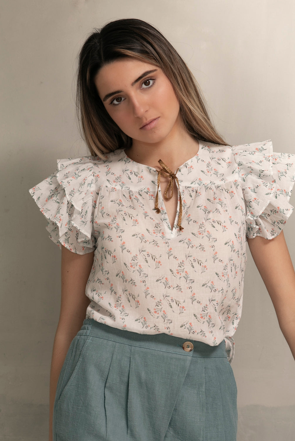 Blusa mujer flores en viscosa con toques de oro