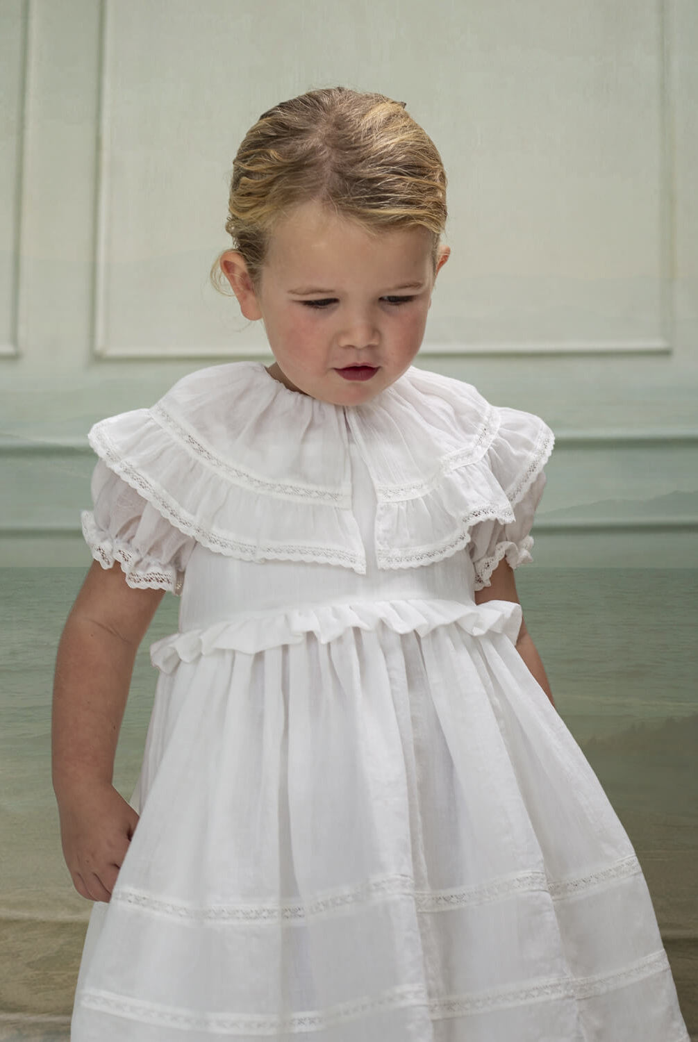 Traje de arras en blanco con encajes y gran cuello y volantes Yves Cosmosophie