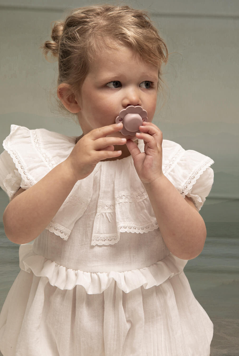 Ranita de Bautizo con gran cuello con volantes y encaje de bicoka para bebe en blanco Yves de Cosmosophie
