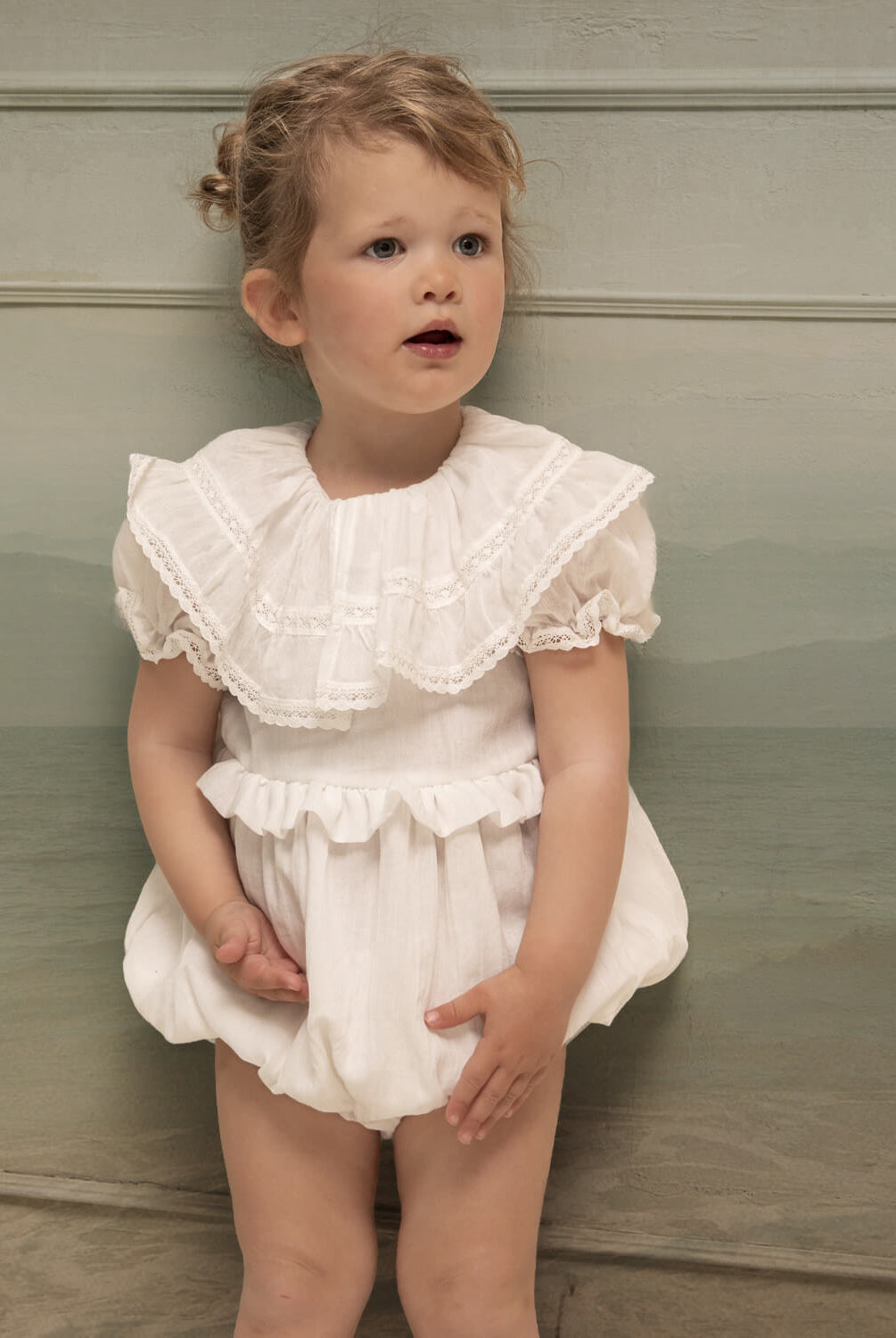 Ranita de Bautizo con gran cuello con volantes y encaje de bicoka para bebe en blanco Yves de Cosmosophie