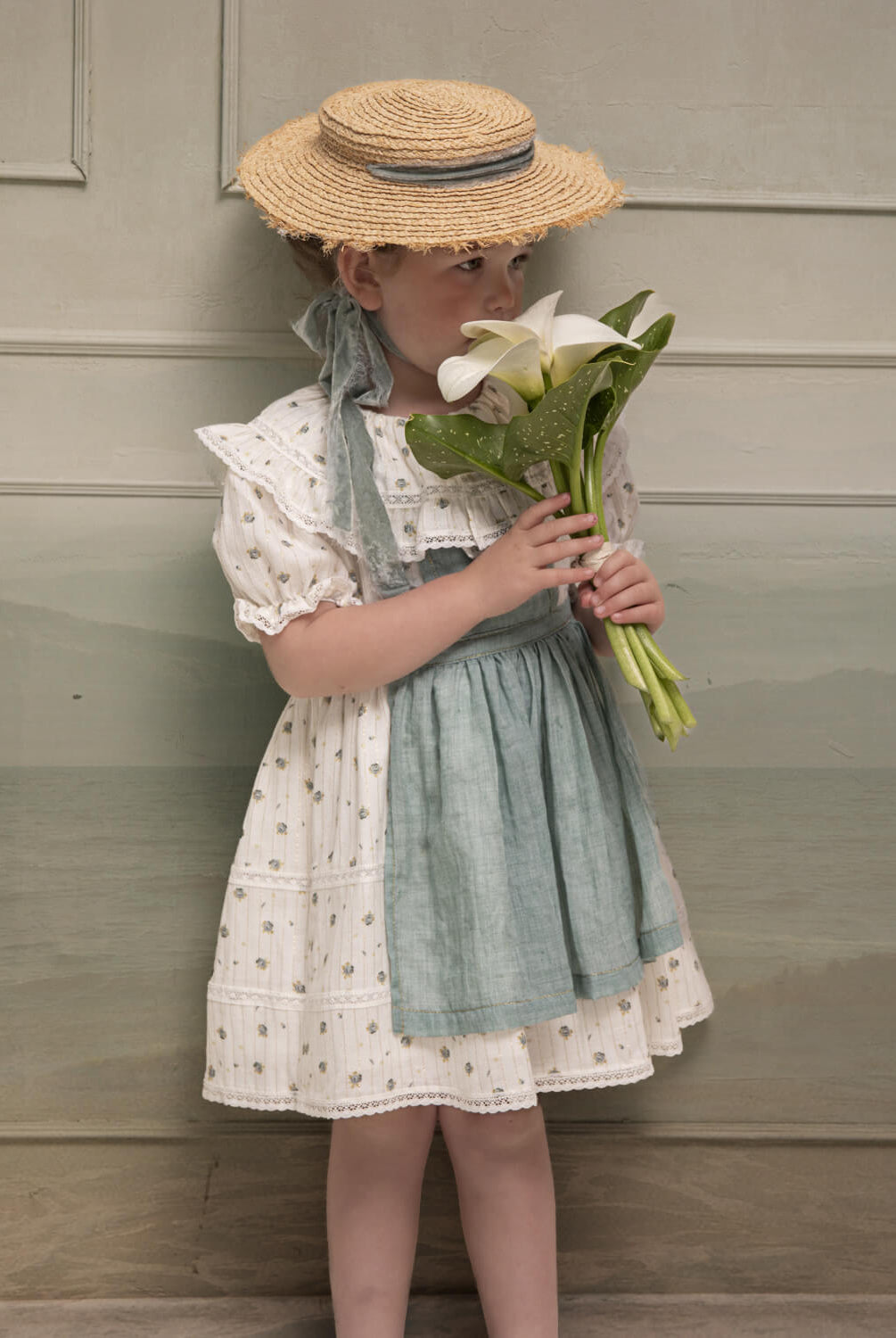 Traje Arras Flores con gran cuello, encaje algodón y delantal Cosmosophie.