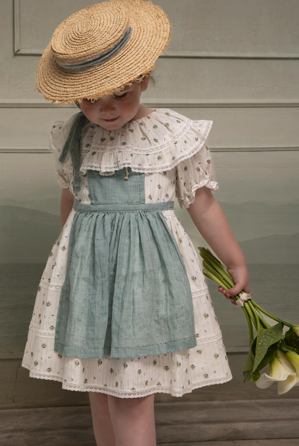 Traje Arras Flores con gran cuello, encaje algodón y delantal Cosmosophie.