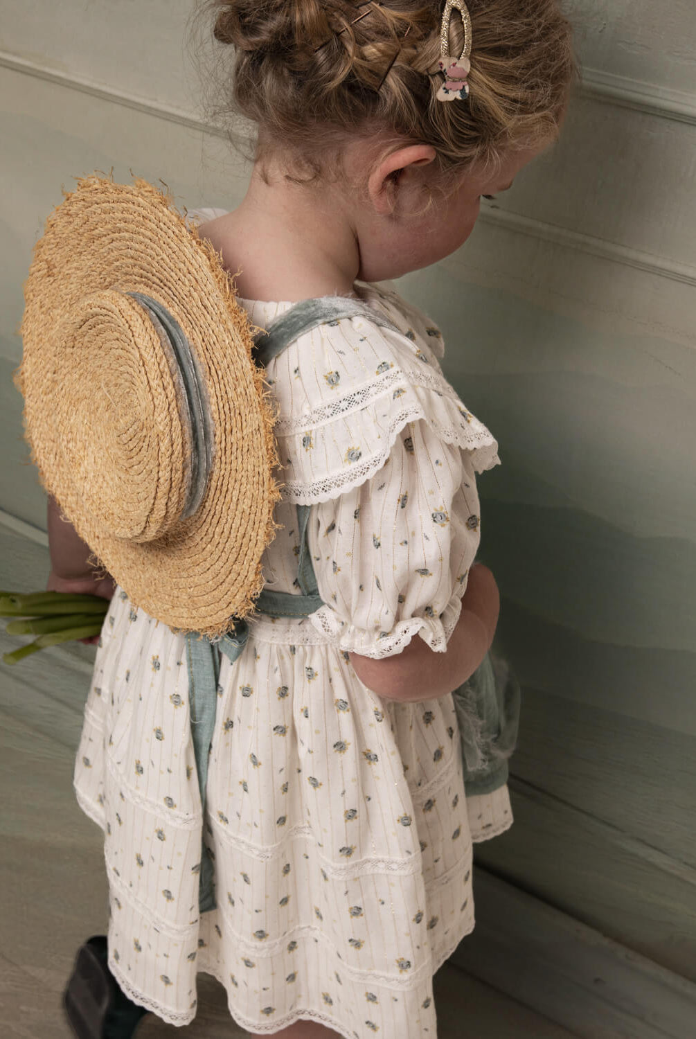 Traje Arras Flores con gran cuello, encaje algodón y delantal Cosmosophie.