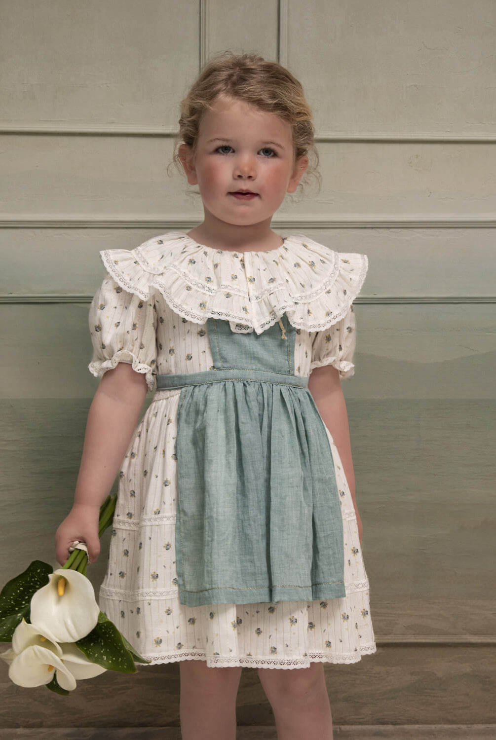 Traje Arras Flores con gran cuello, encaje algodón y delantal Cosmosophie.