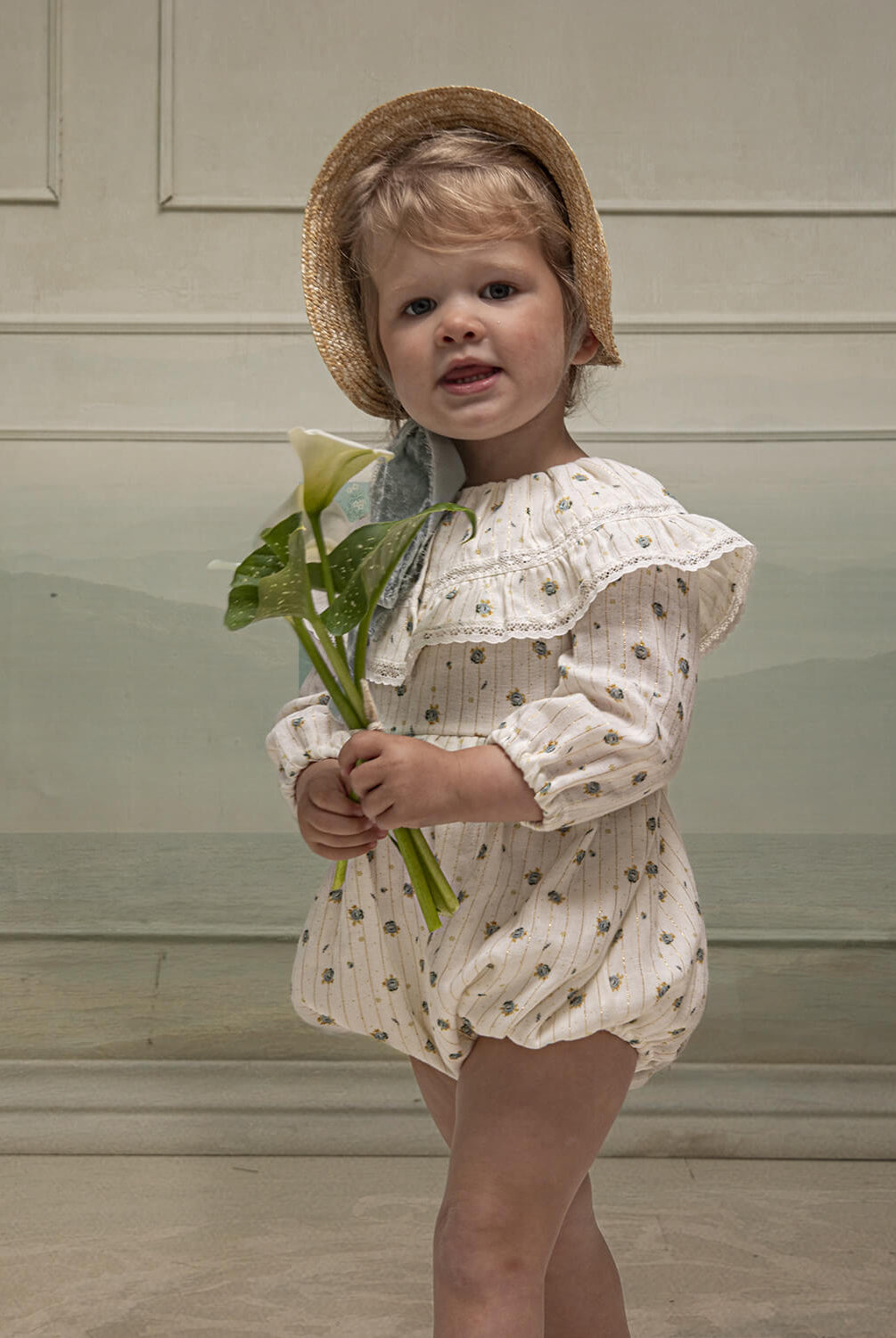 traje de arras de bebe de flores con toques dorados Cosmosophie