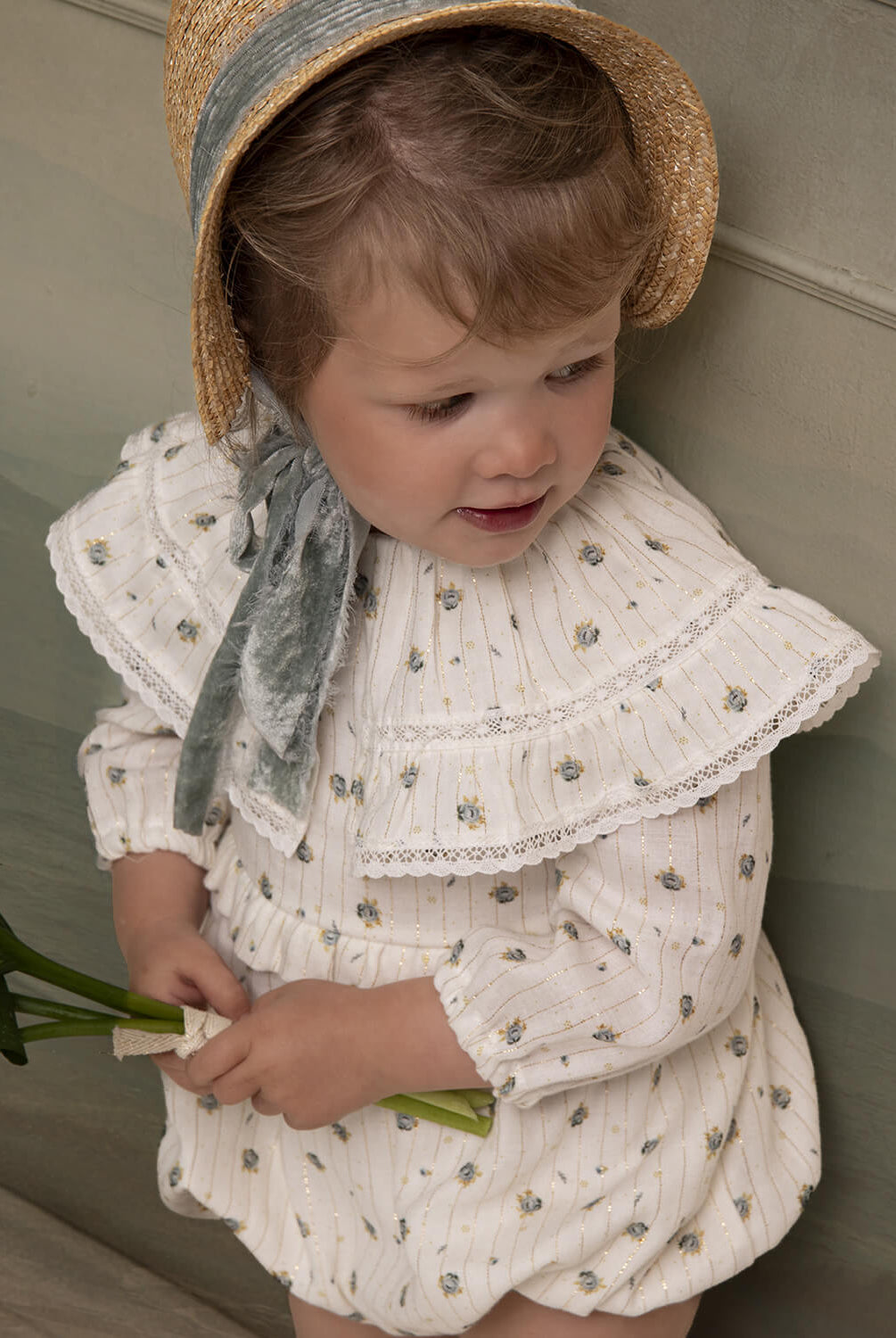 traje de arras de bebe de flores con toques dorados Cosmosophie