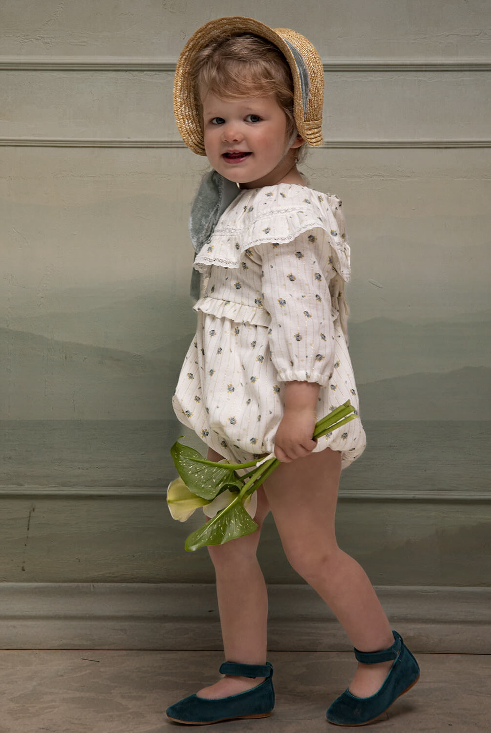traje de arras de bebe de flores con toques dorados Cosmosophie