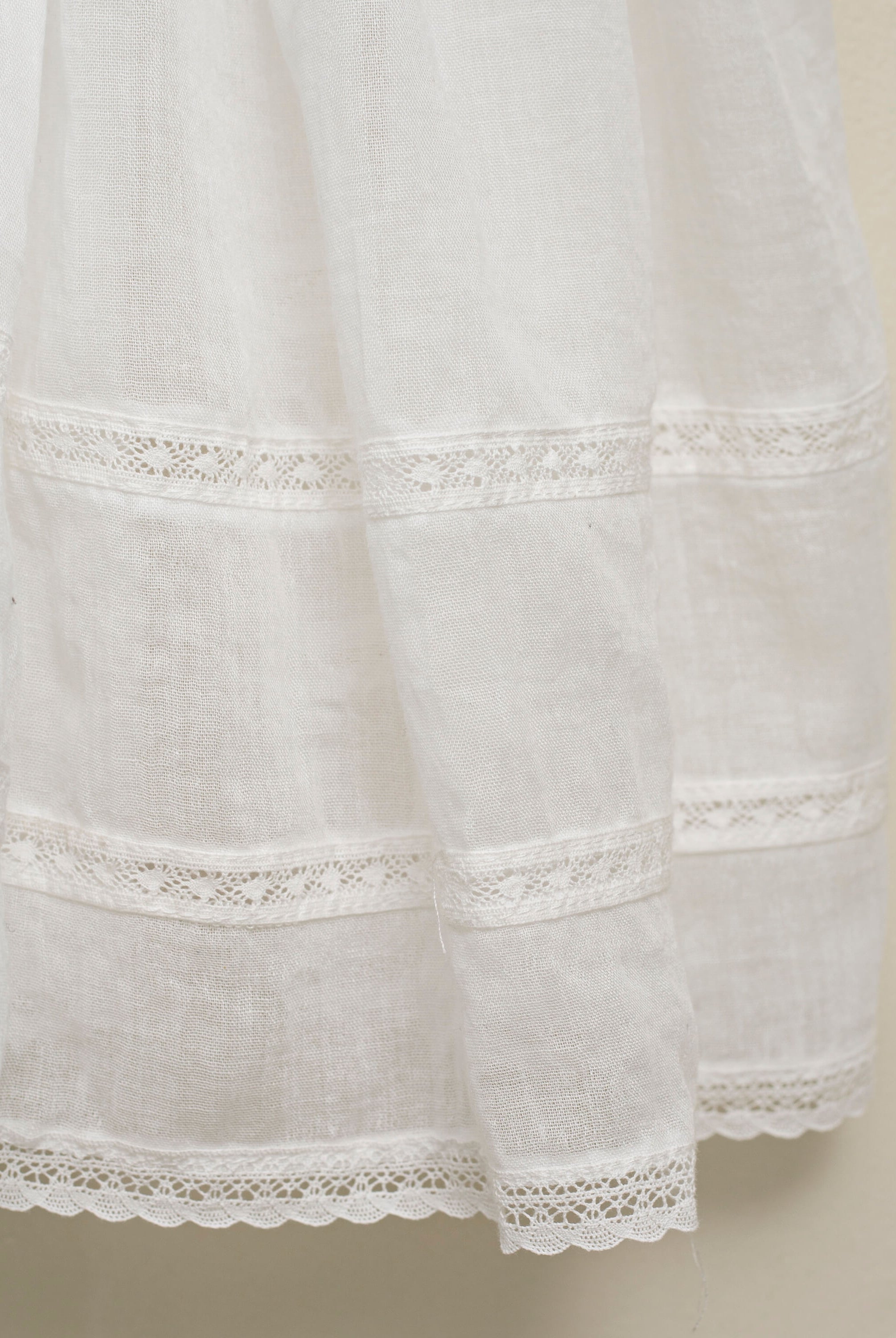 Traje de arras en blanco con encajes y gran cuello y volantes Yves Cosmosophie