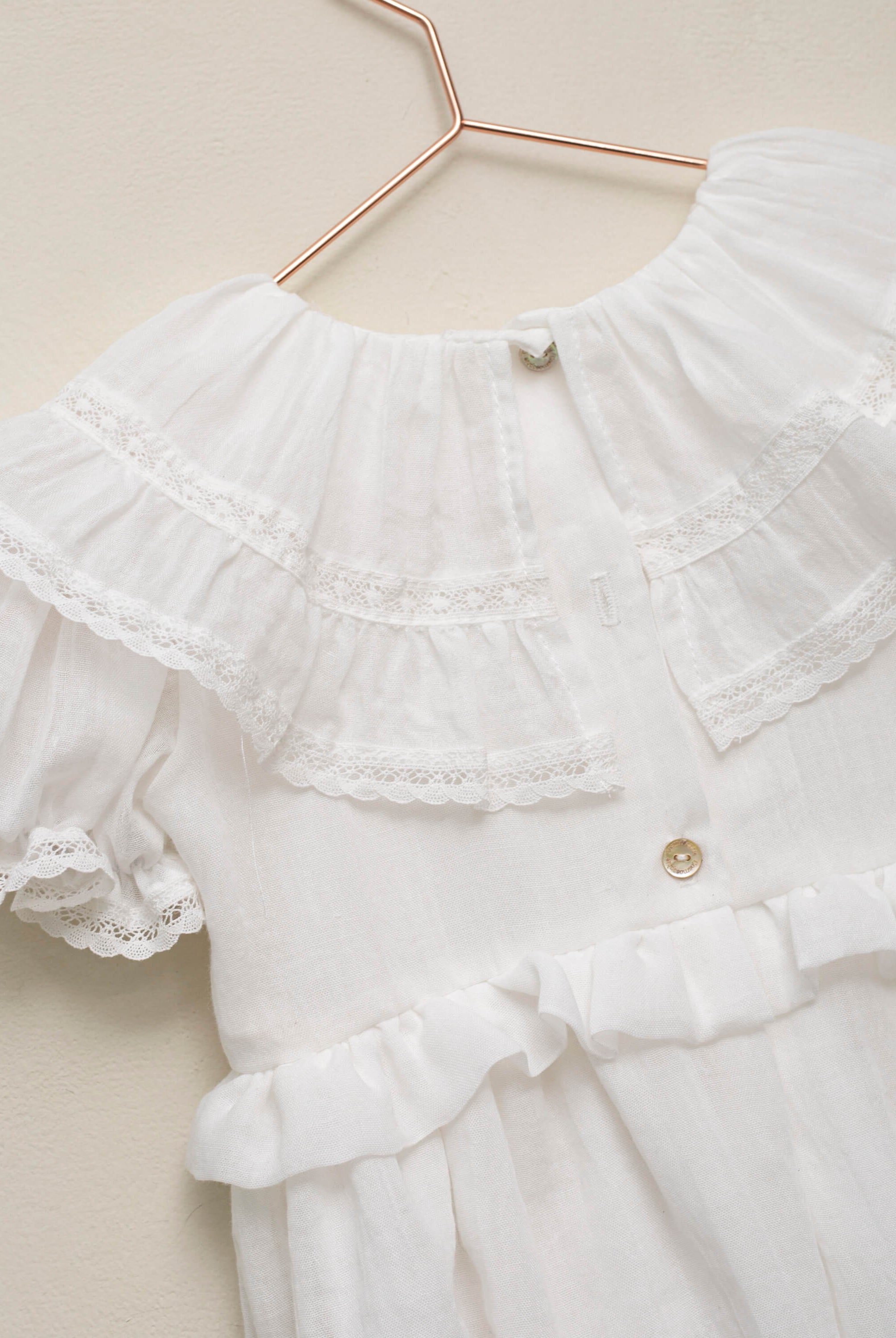 Ranita de Bautizo con gran cuello con volantes y encaje de bicoka para bebe en blanco Yves de Cosmosophie