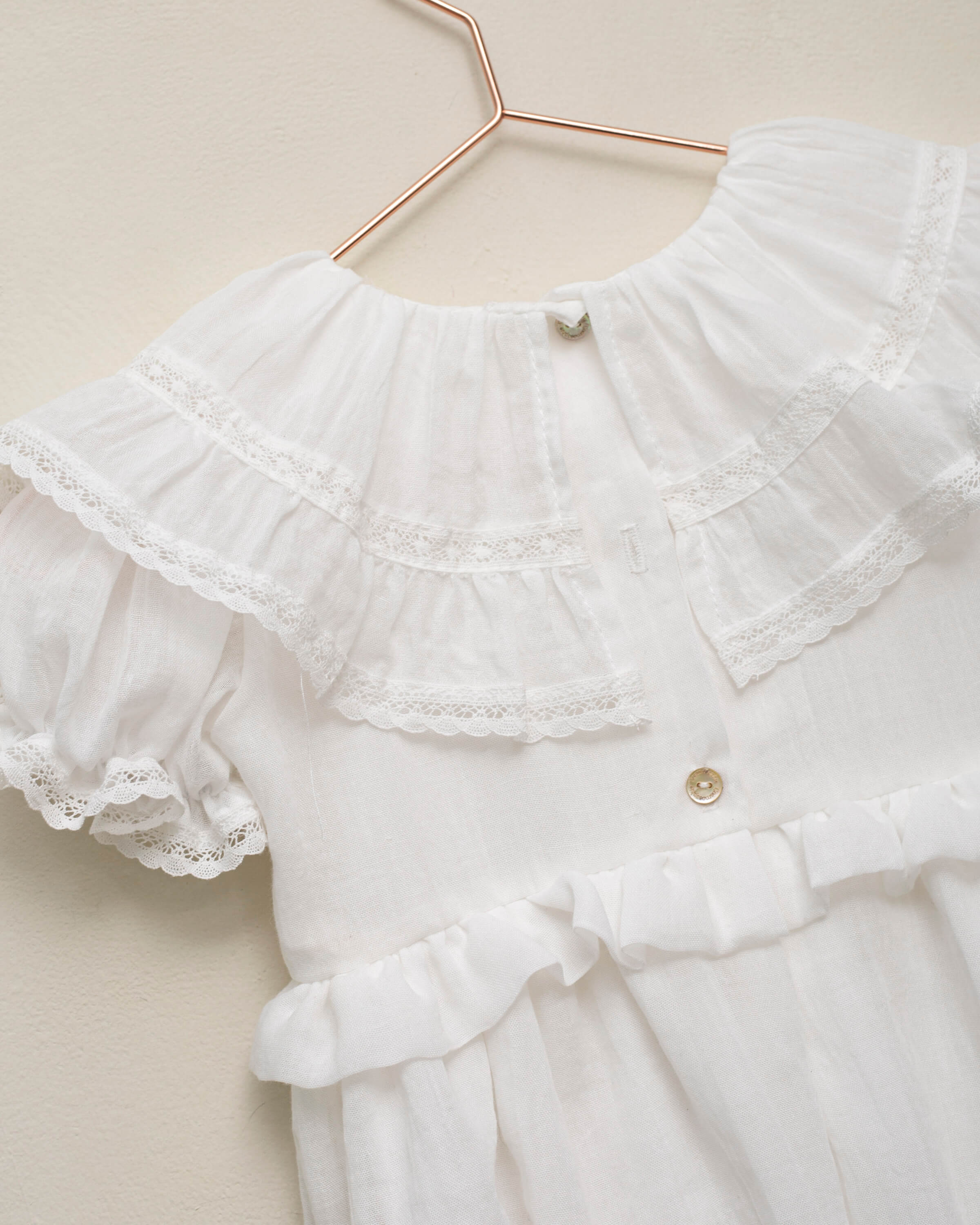 Ranita de Bautizo con gran cuello con volantes y encaje de bicoka para bebe en blanco Yves de Cosmosophie