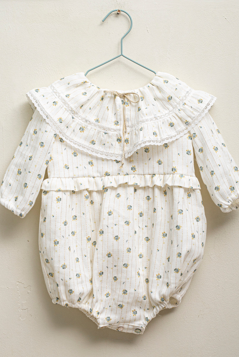 traje de arras de bebe de flores con toques dorados Cosmosophie