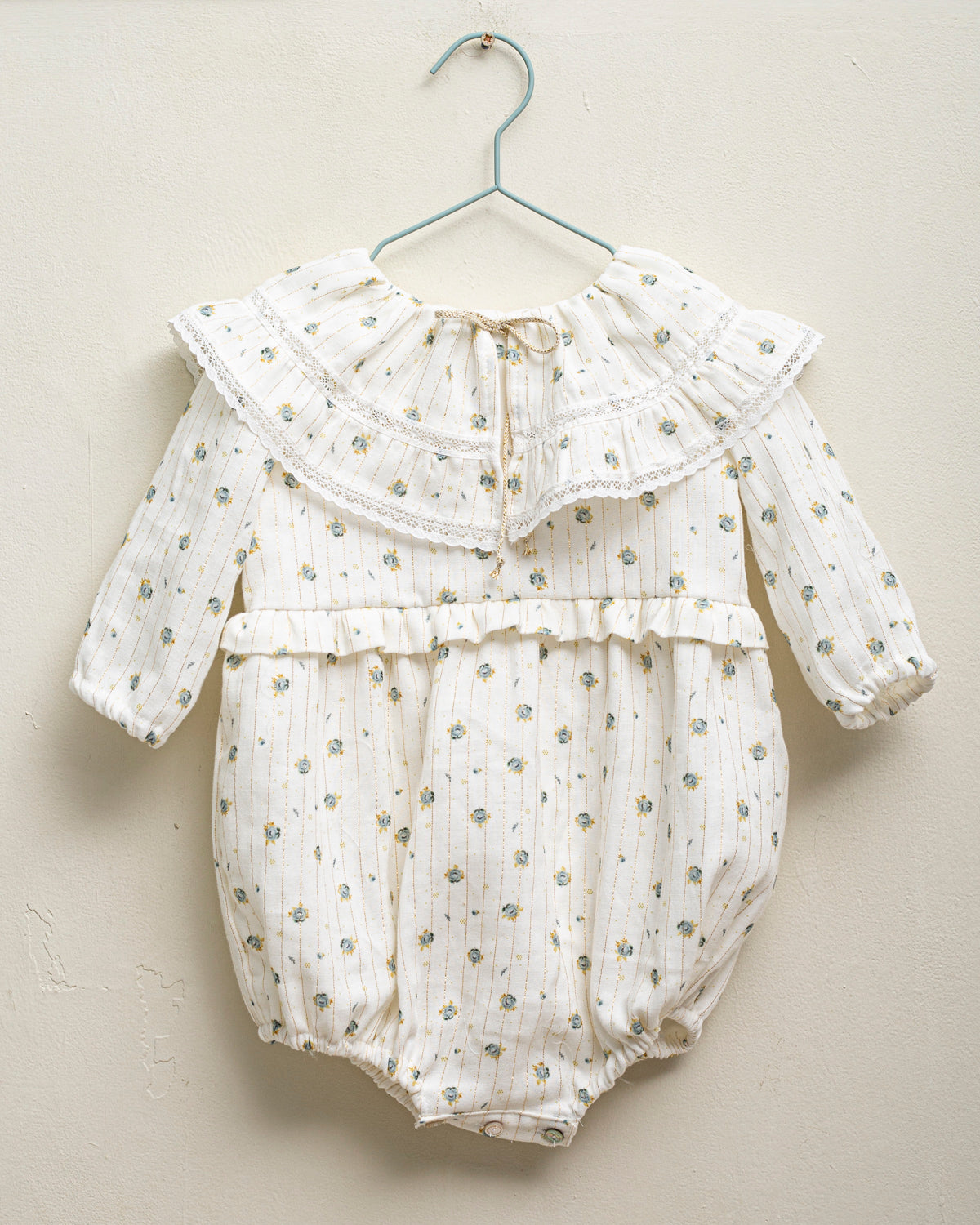 traje de arras de bebe de flores con toques dorados Cosmosophie