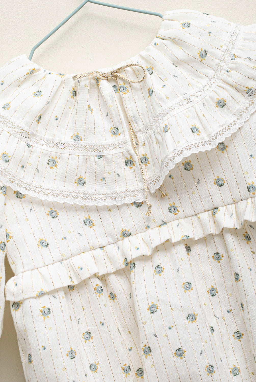 traje de arras de bebe de flores con toques dorados Cosmosophie