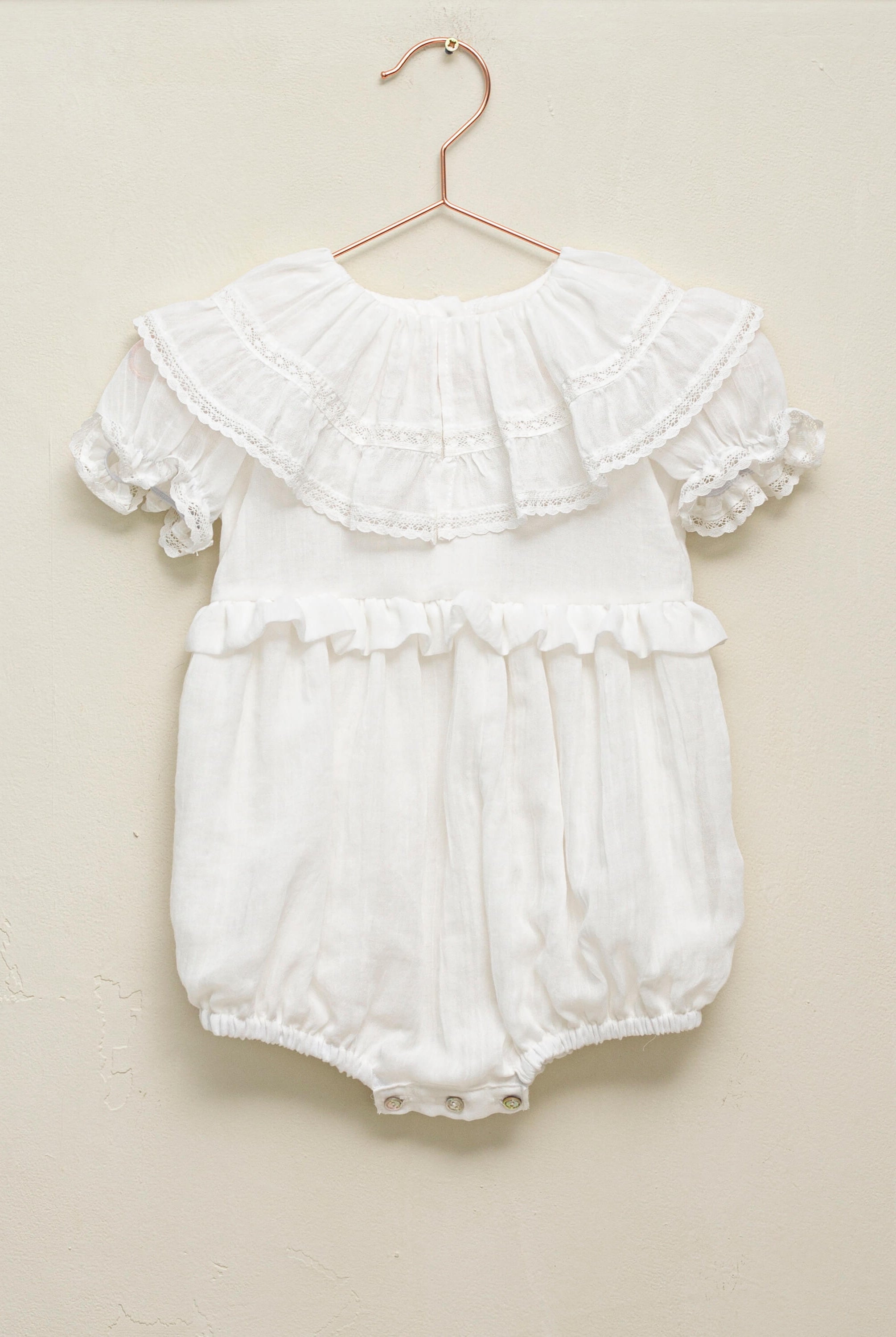 Ranita de Bautizo con gran cuello con volantes y encaje de bicoka para bebe en blanco Yves de Cosmosophie