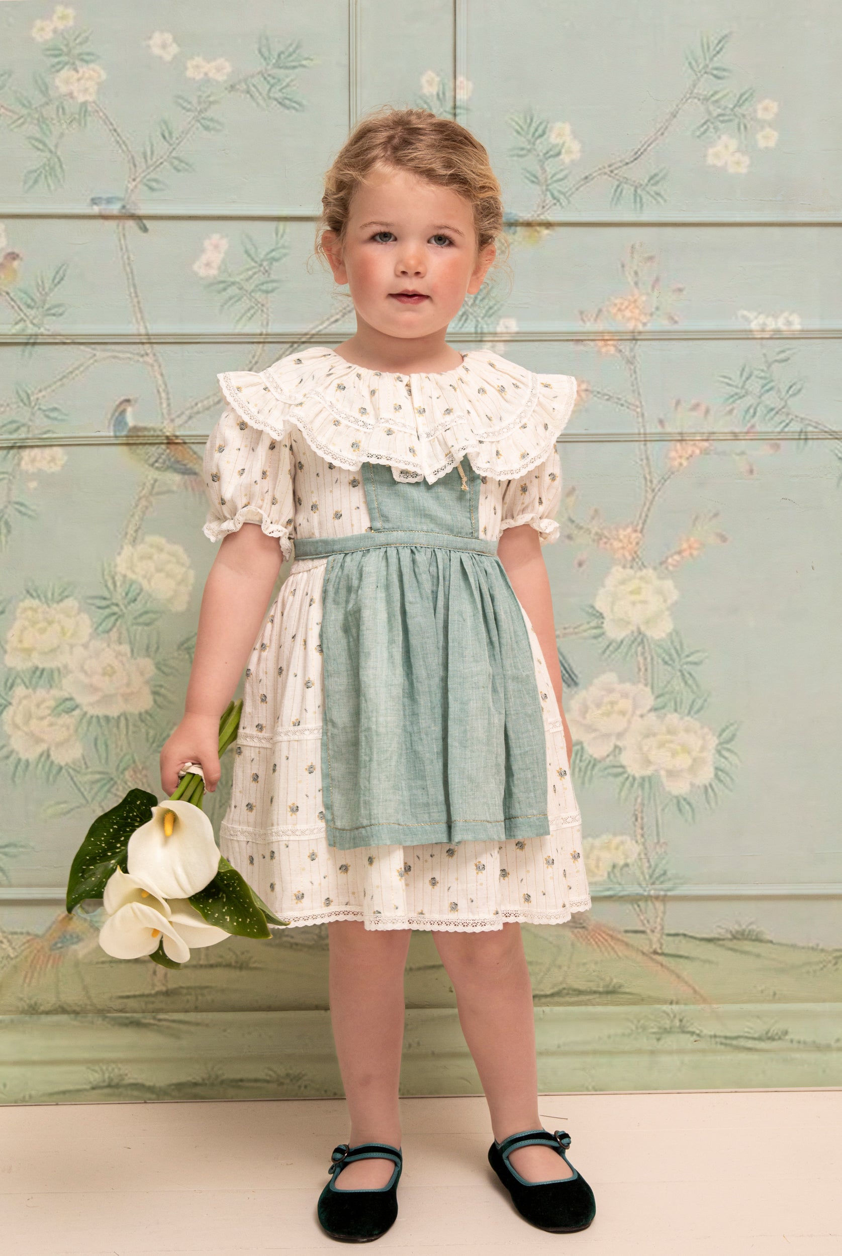 Traje Arras Flores con delantal Yves de Cosmosophie