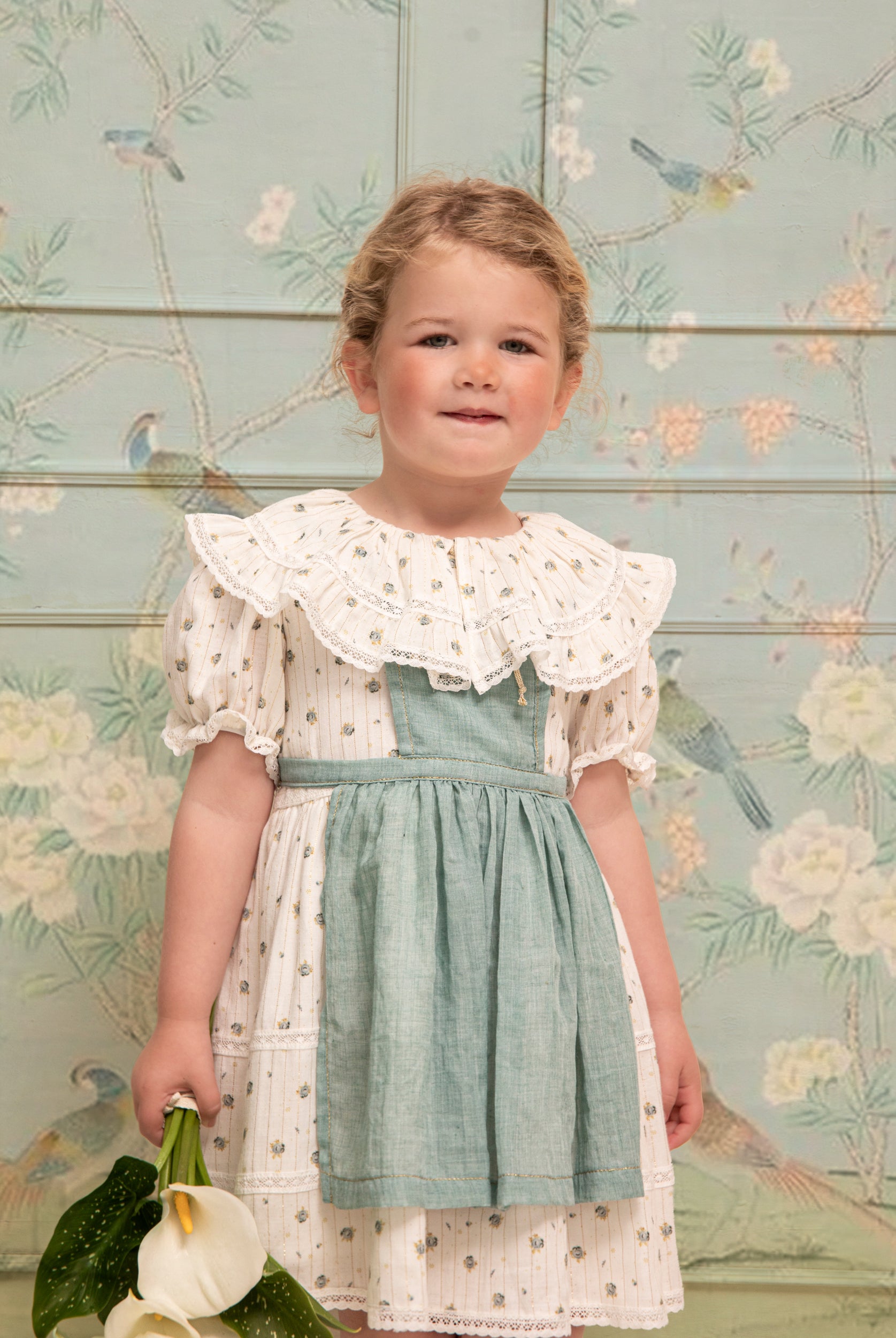 Traje Arras Flores con delantal Yves de Cosmosophie