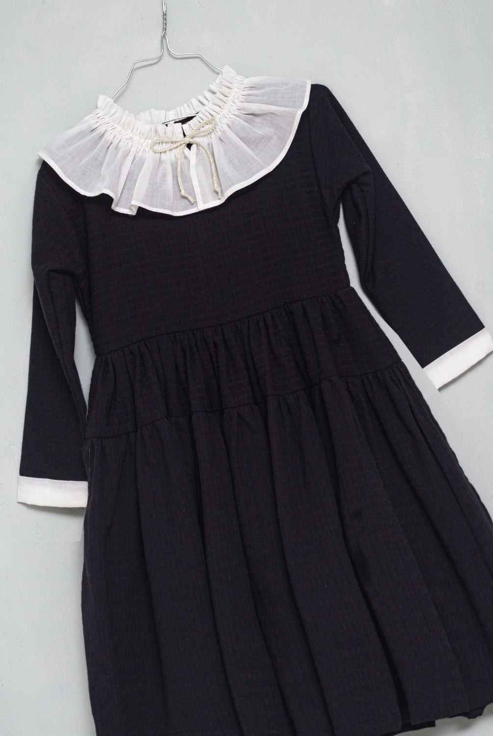 Vestido negro con cuello volante muselina en blanco Cosmosophie