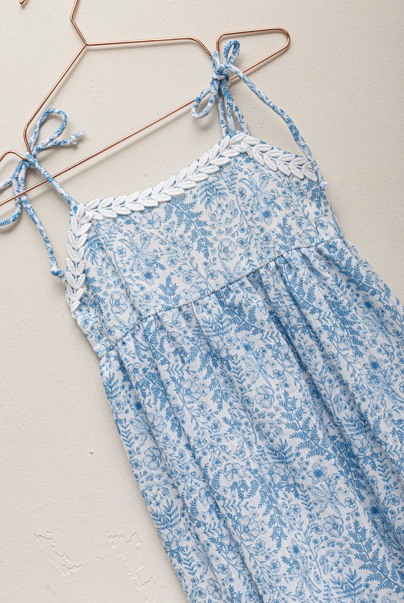 Vestido de tirantes de flores azules cosmosophie