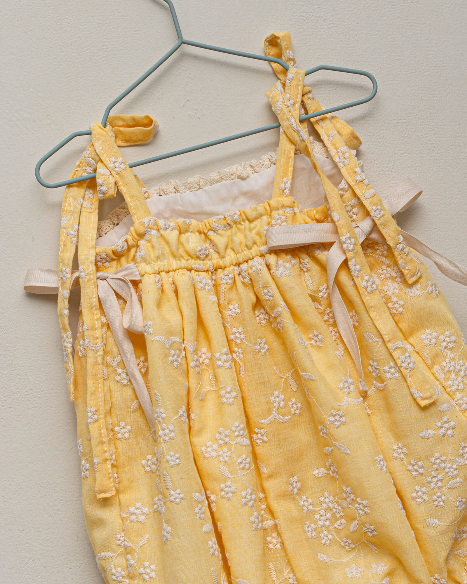 Ranita bebe amarilla bordada Cosmosophie