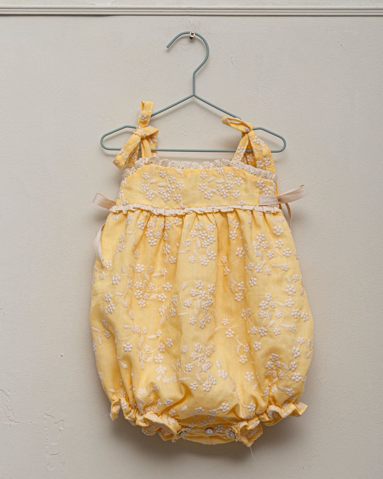 Ranita bebe amarilla bordada Cosmosophie