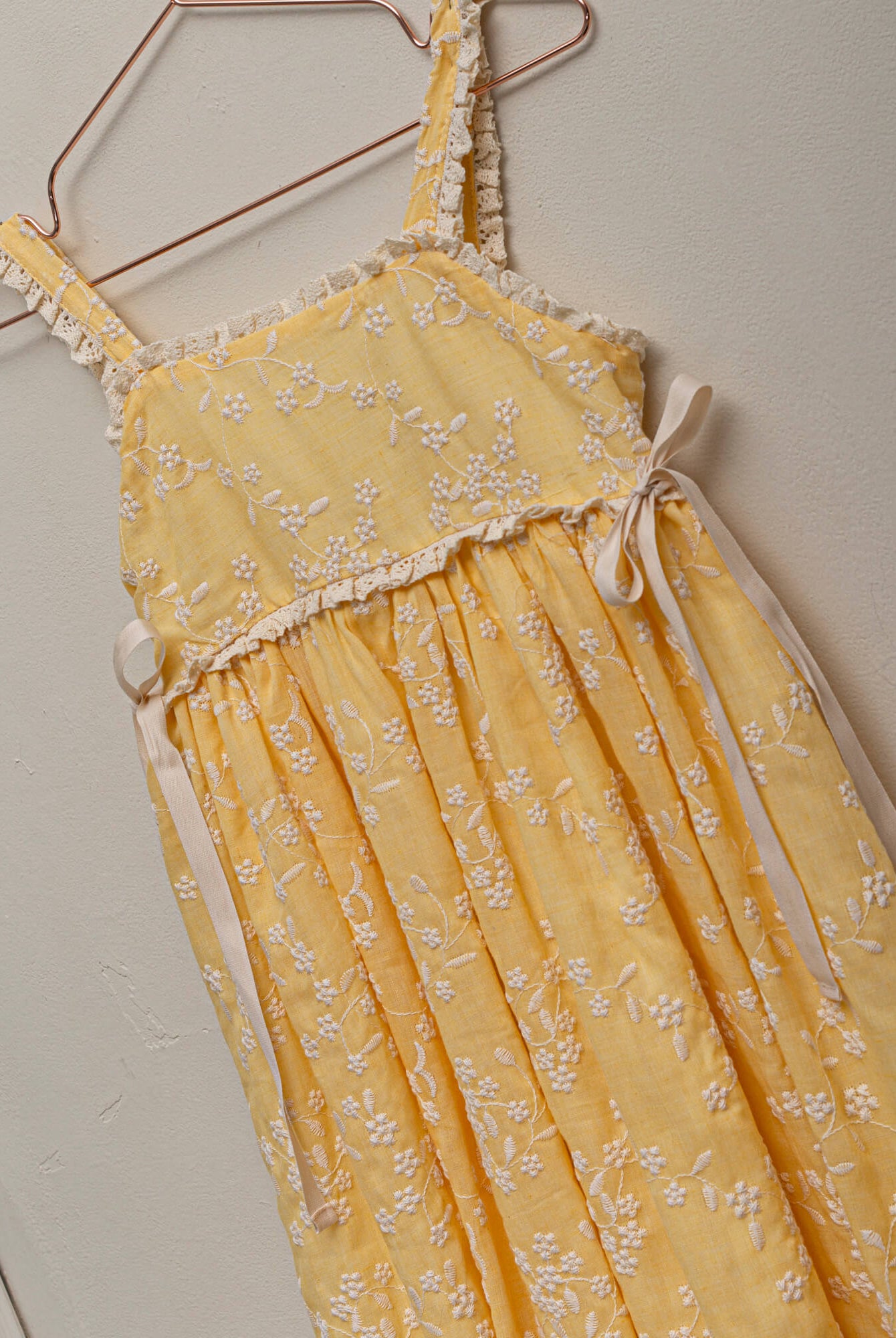 Vestido bordado amarillo Cosmosophie