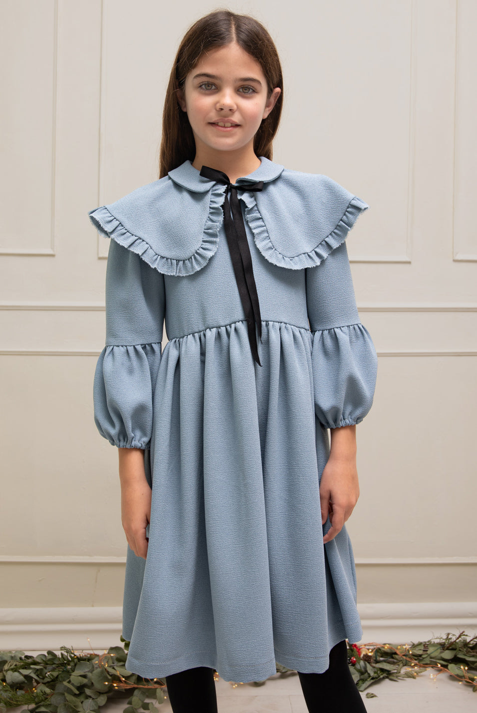 Vestido azul celeste con capita con volantes y lazo negro. cosmosophie