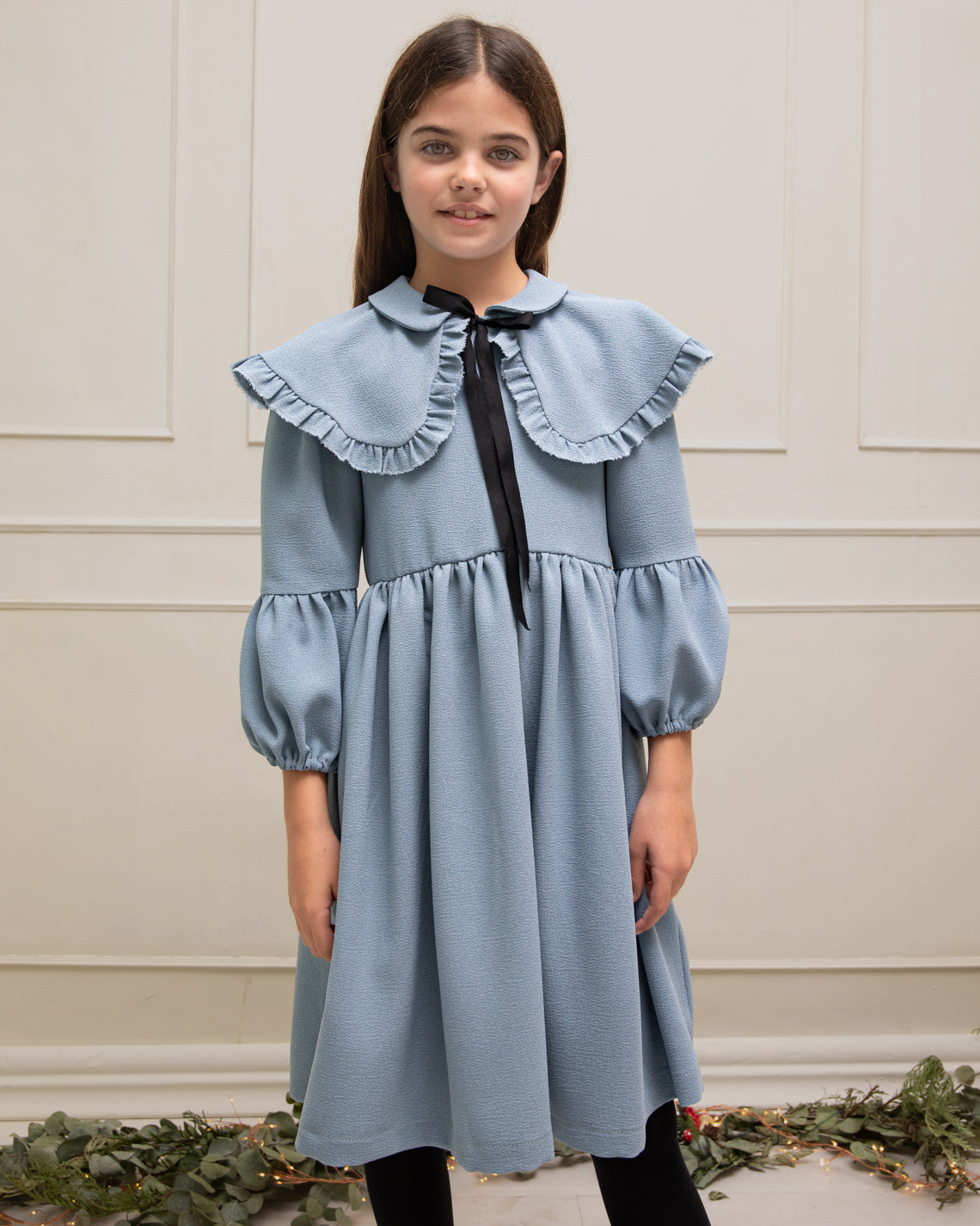 Vestido azul celeste con capita con volantes y lazo negro. cosmosophie