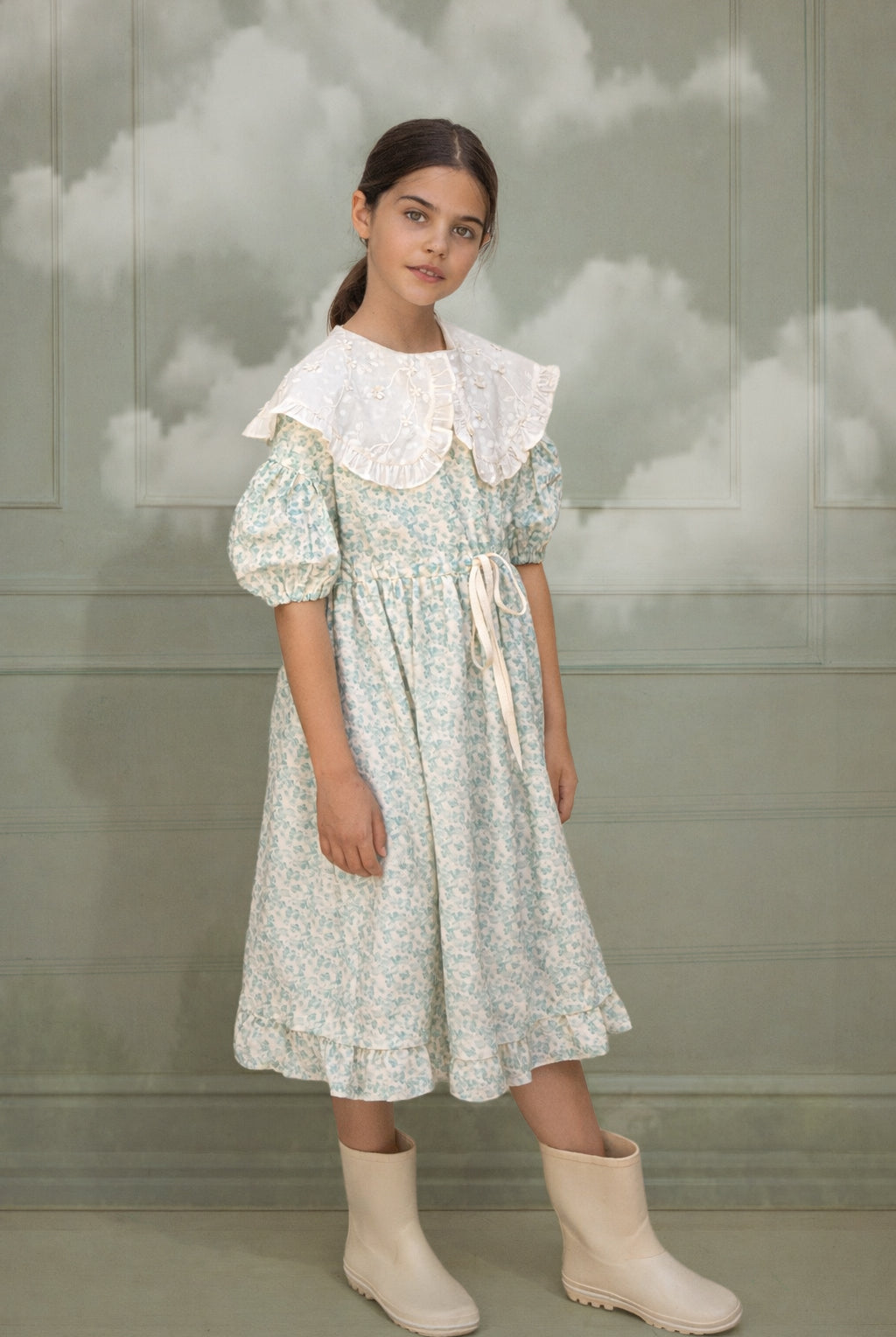 Vestido de invitada para boda o primera comunion de flores con gran cuello en bordado. Cosmosophie