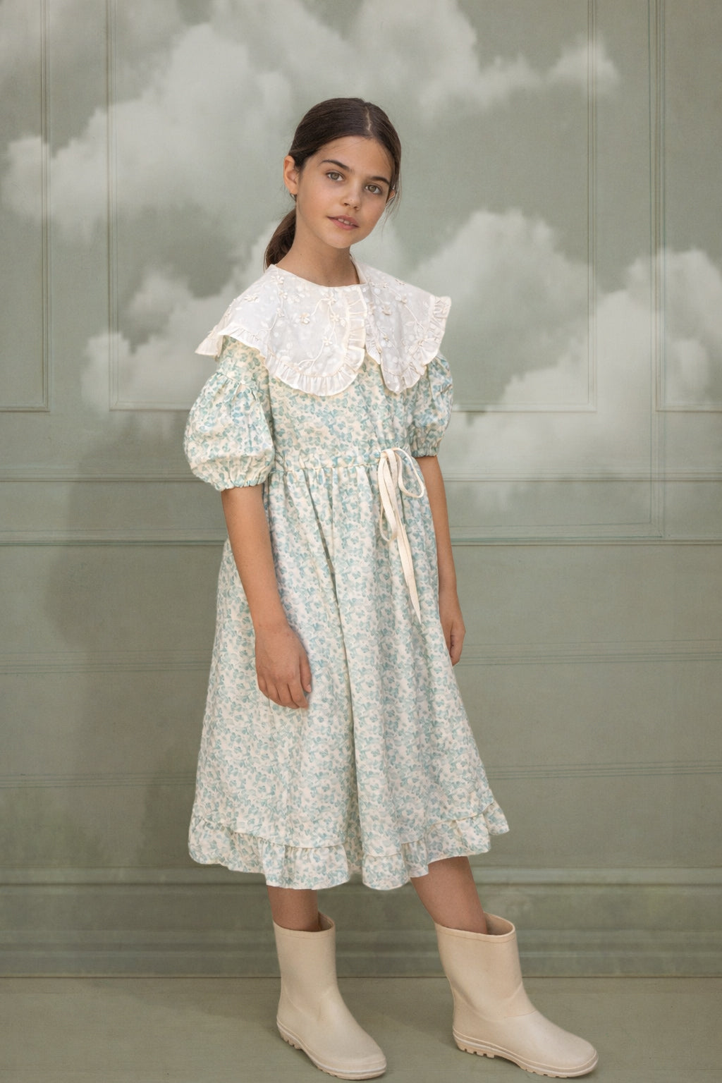 Vestido de invitada para boda o primera comunion de flores con gran cuello en bordado. Cosmosophie