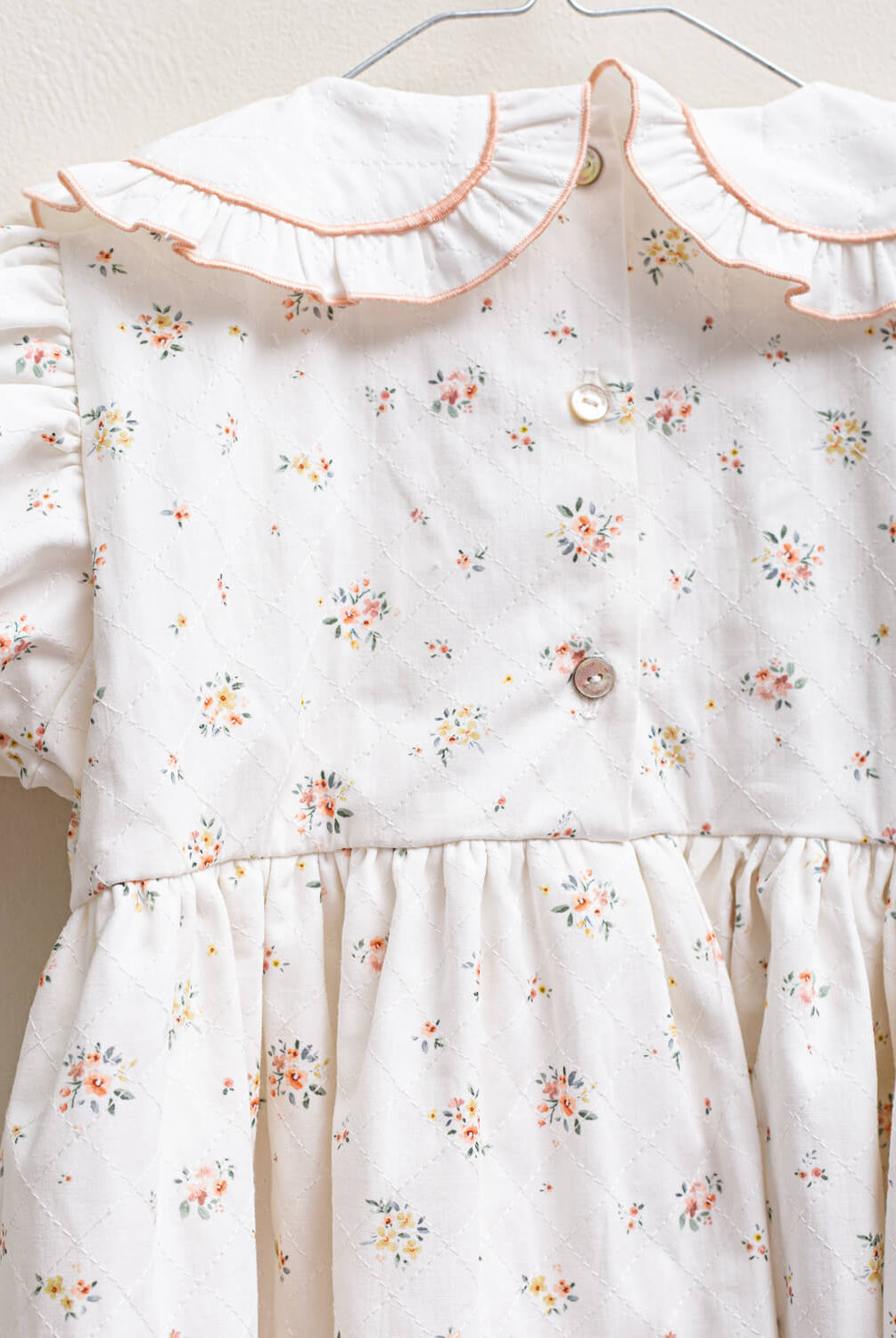 Vestido flores cuello en blanco invitada boda Cosmosophie