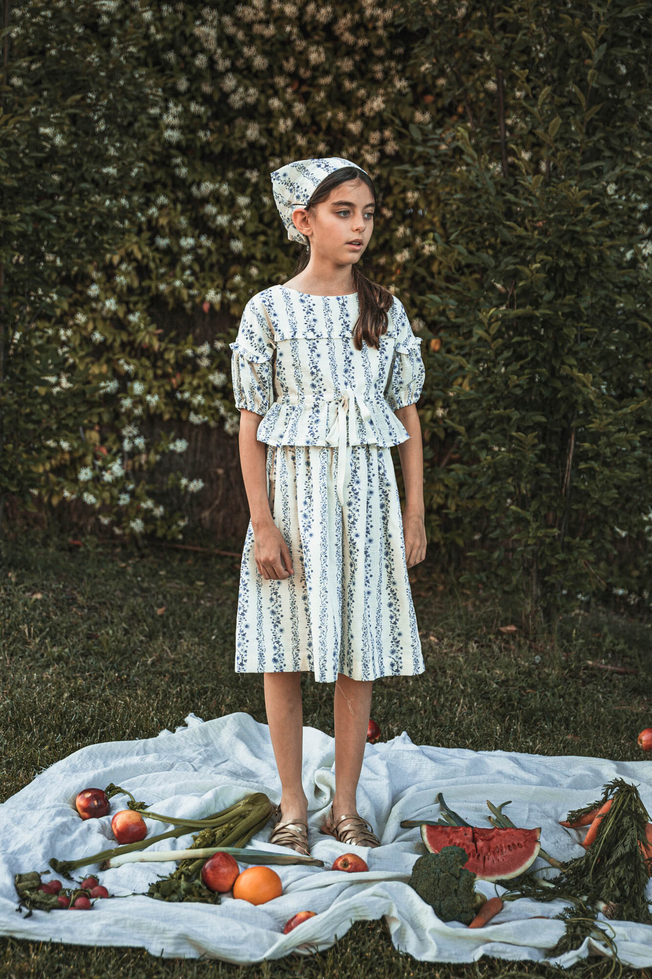 Conjunto para niña teen adolescente de blusa y falda, invitada a boda o primera comunion de flores azules Cosmosophie.