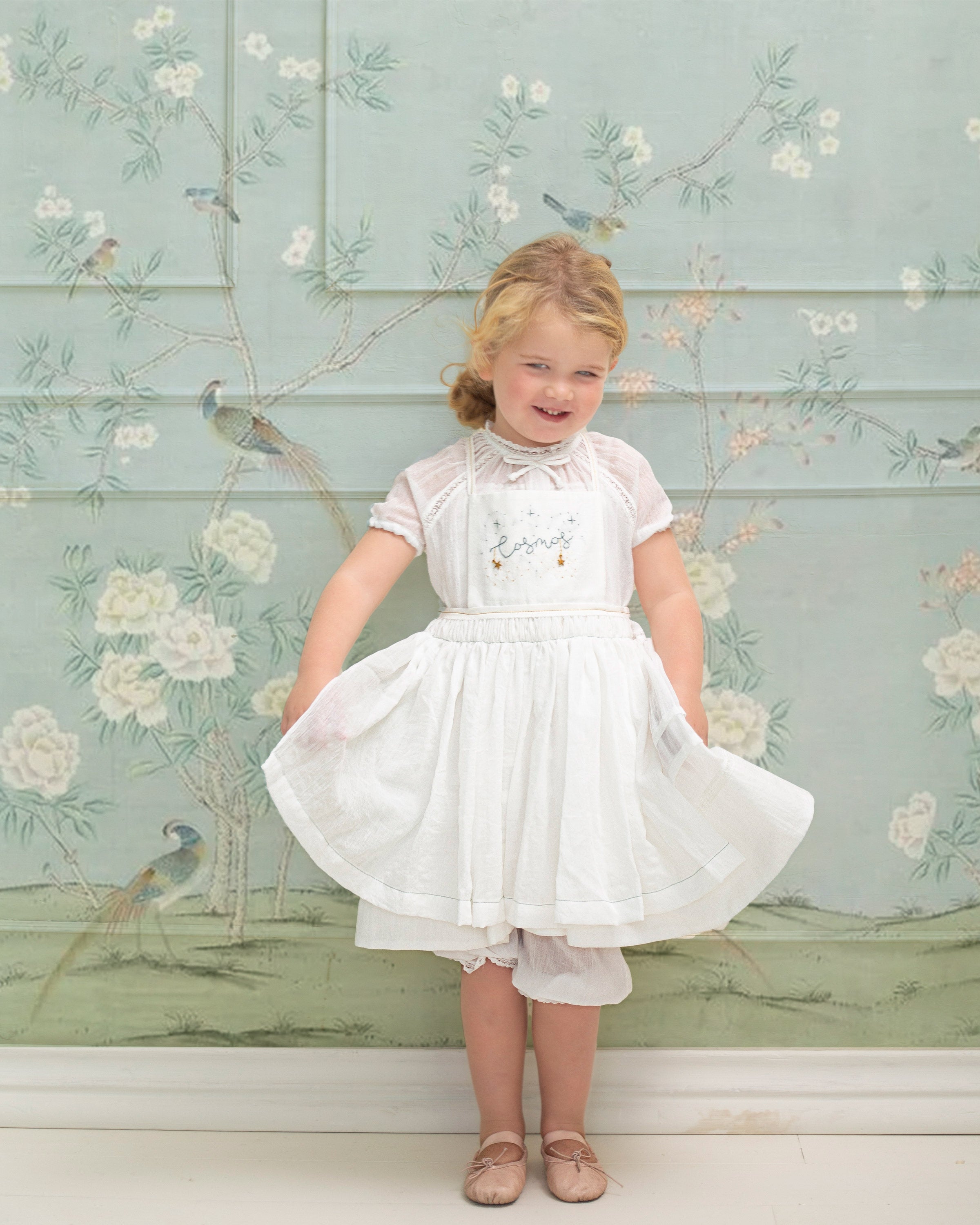 Delantal para traje de arras bordado de mano de cosmosophie